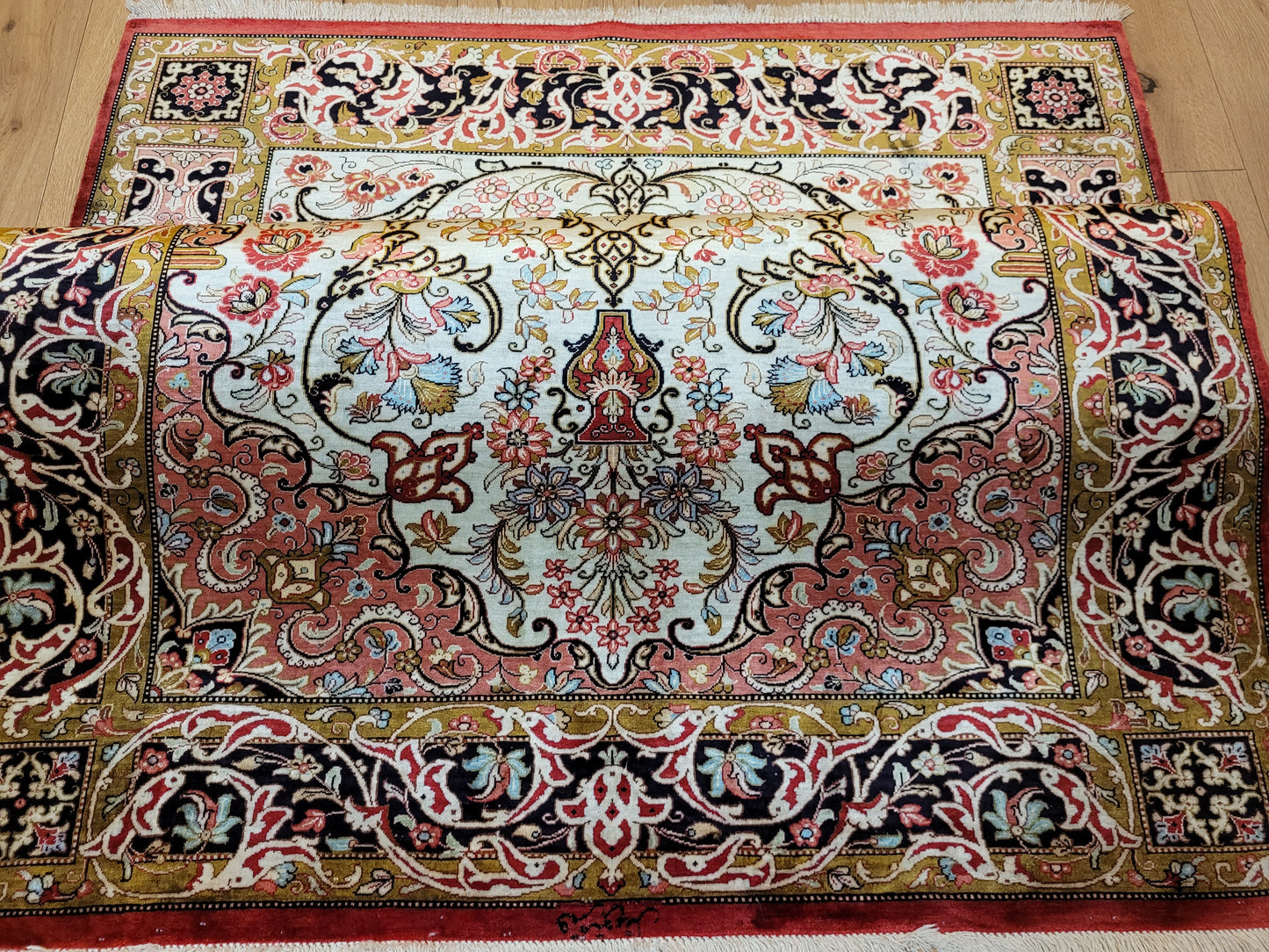 Ghom Seide auf Seide Teppich florales Medaillon signiert