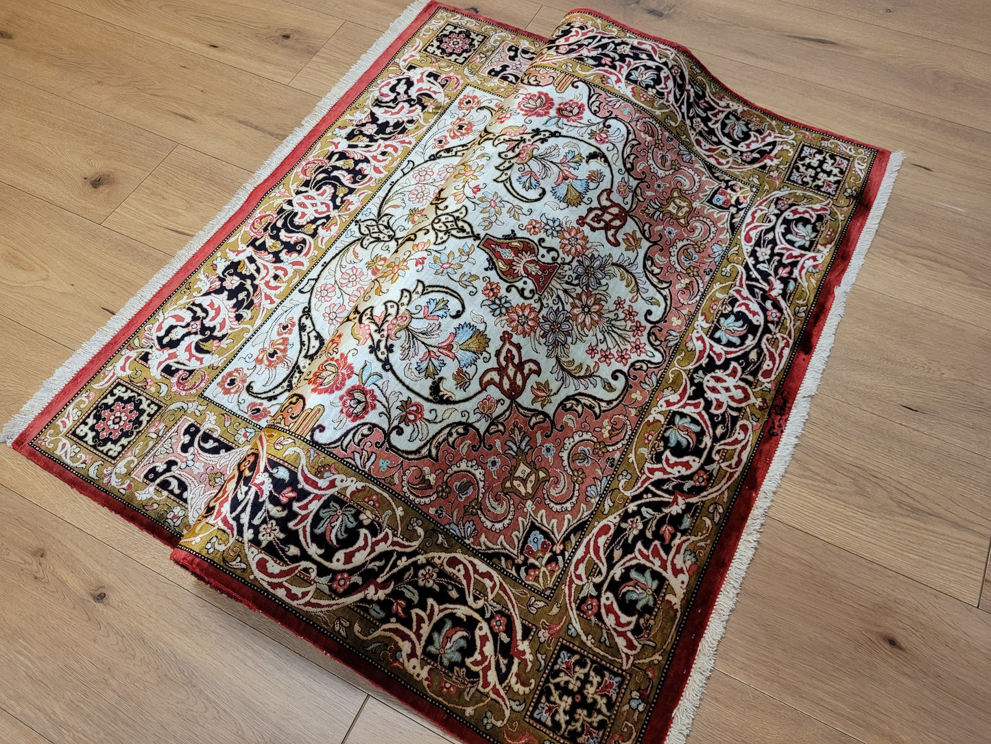 Ghom Seide auf Seide Teppich florales Medaillon signiert