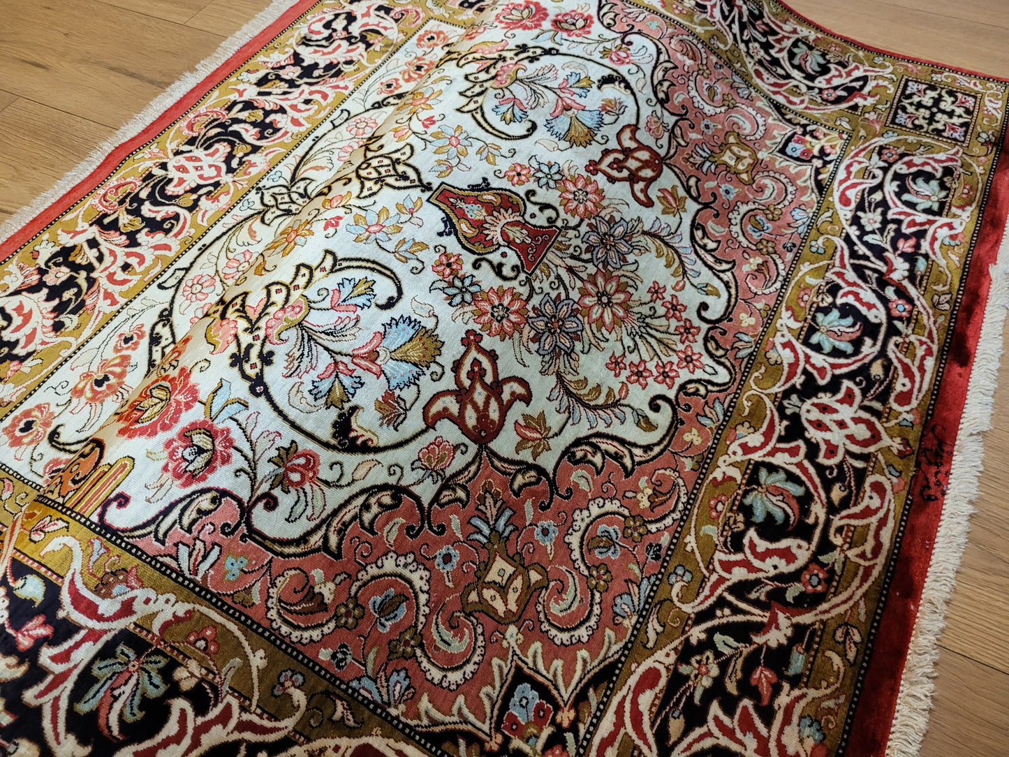 Ghom Seide auf Seide Teppich florales Medaillon signiert