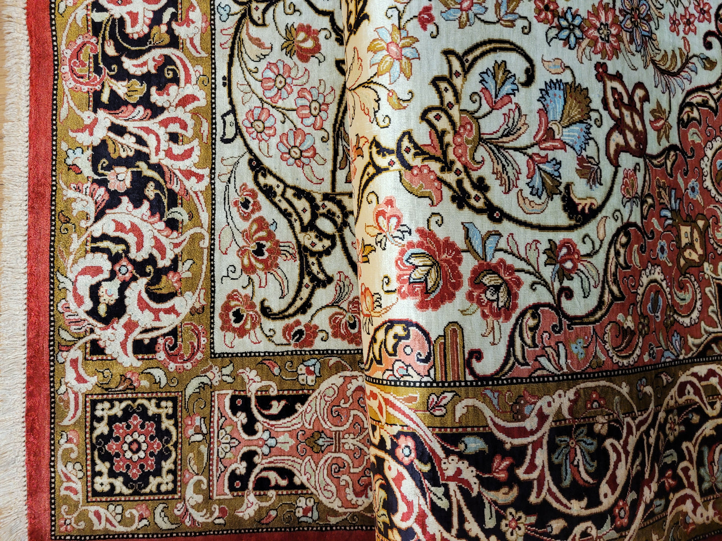 Ghom Seide auf Seide Teppich florales Medaillon signiert