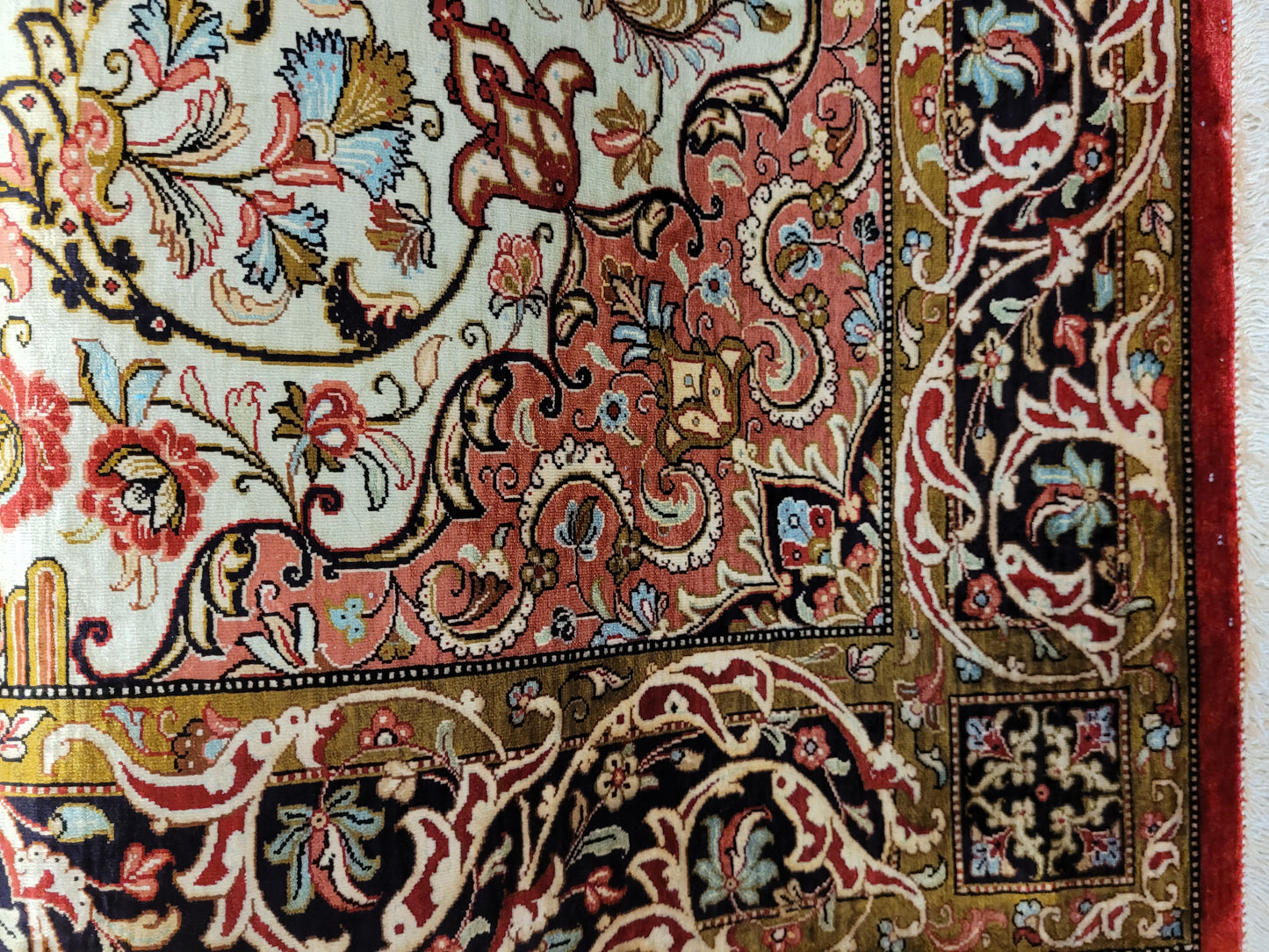 Ghom Seide auf Seide Teppich florales Medaillon signiert