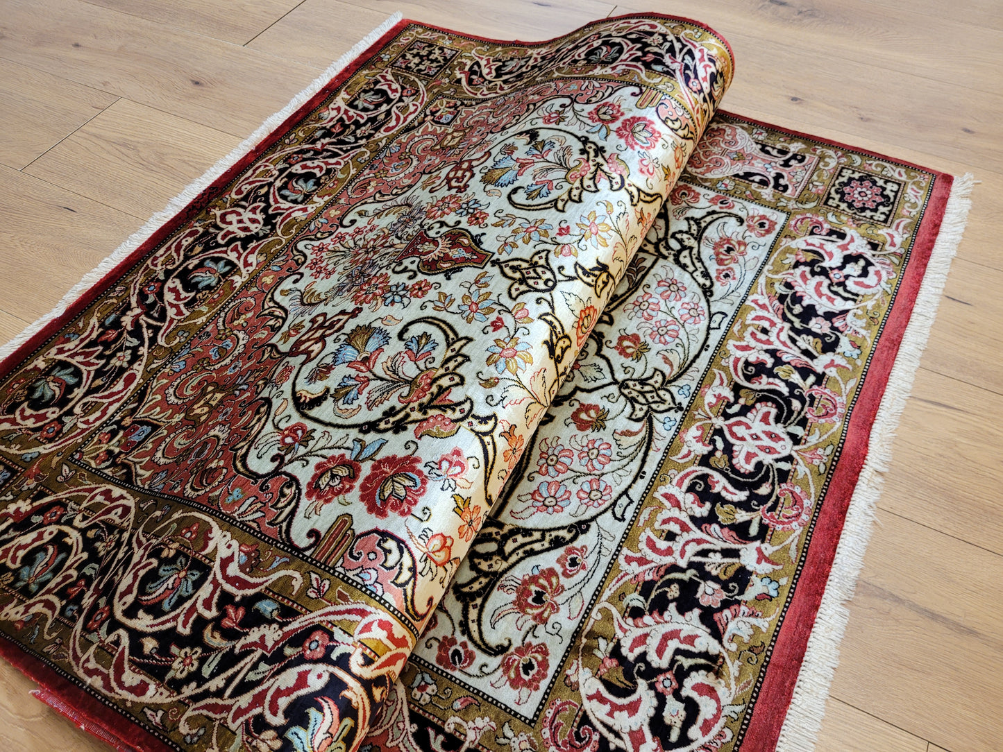 Ghom Seide auf Seide Teppich florales Medaillon signiert