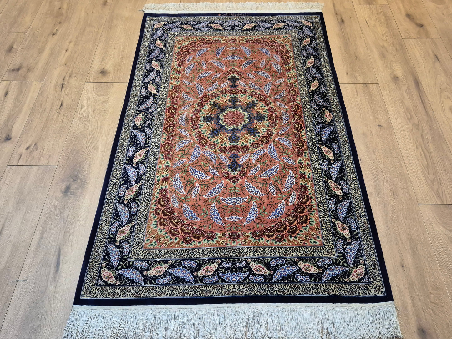 Ghom Seide Teppich Seide auf Seide signiert florales Medaillon