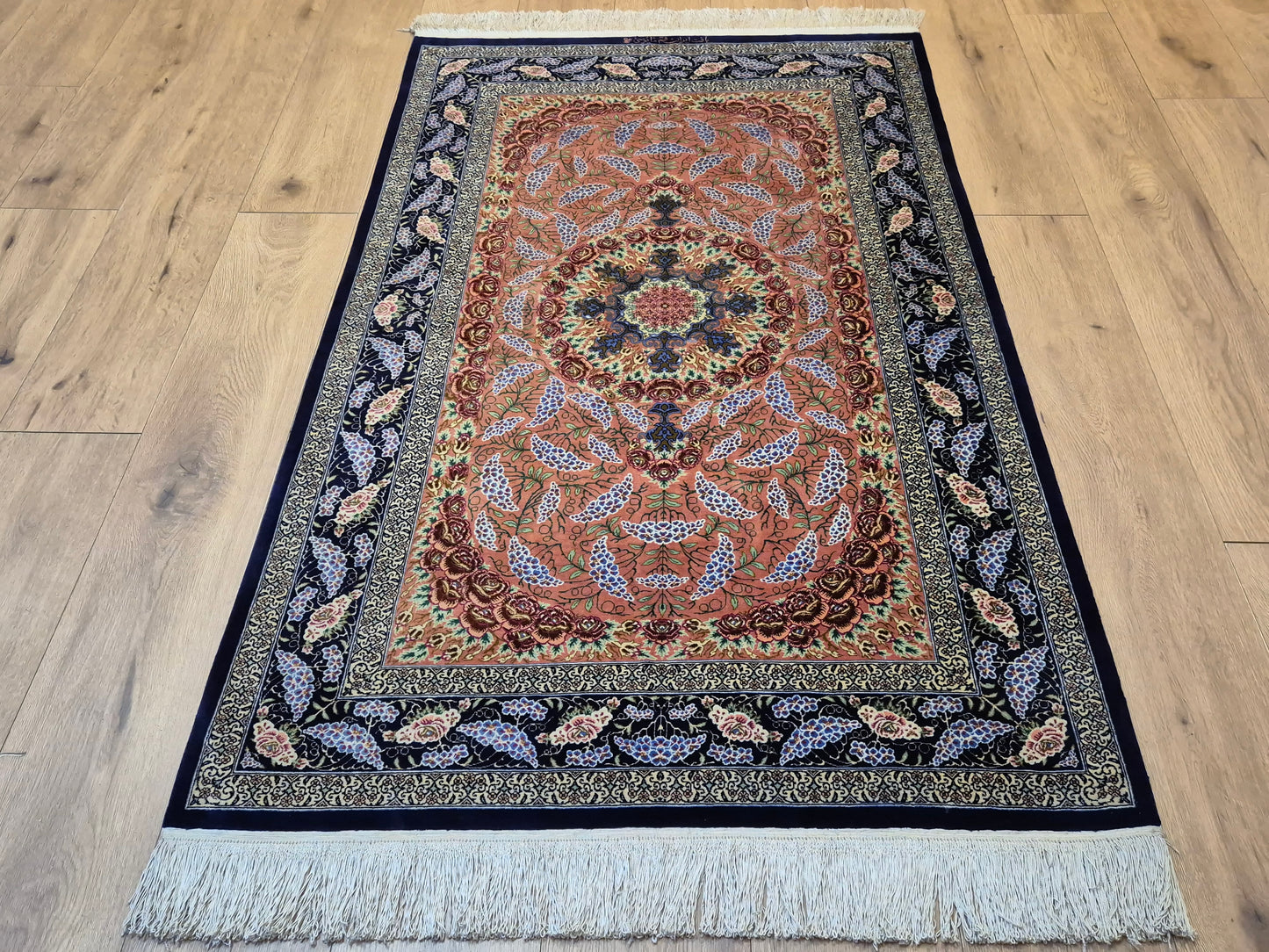 Ghom Seide Teppich Seide auf Seide signiert florales Medaillon