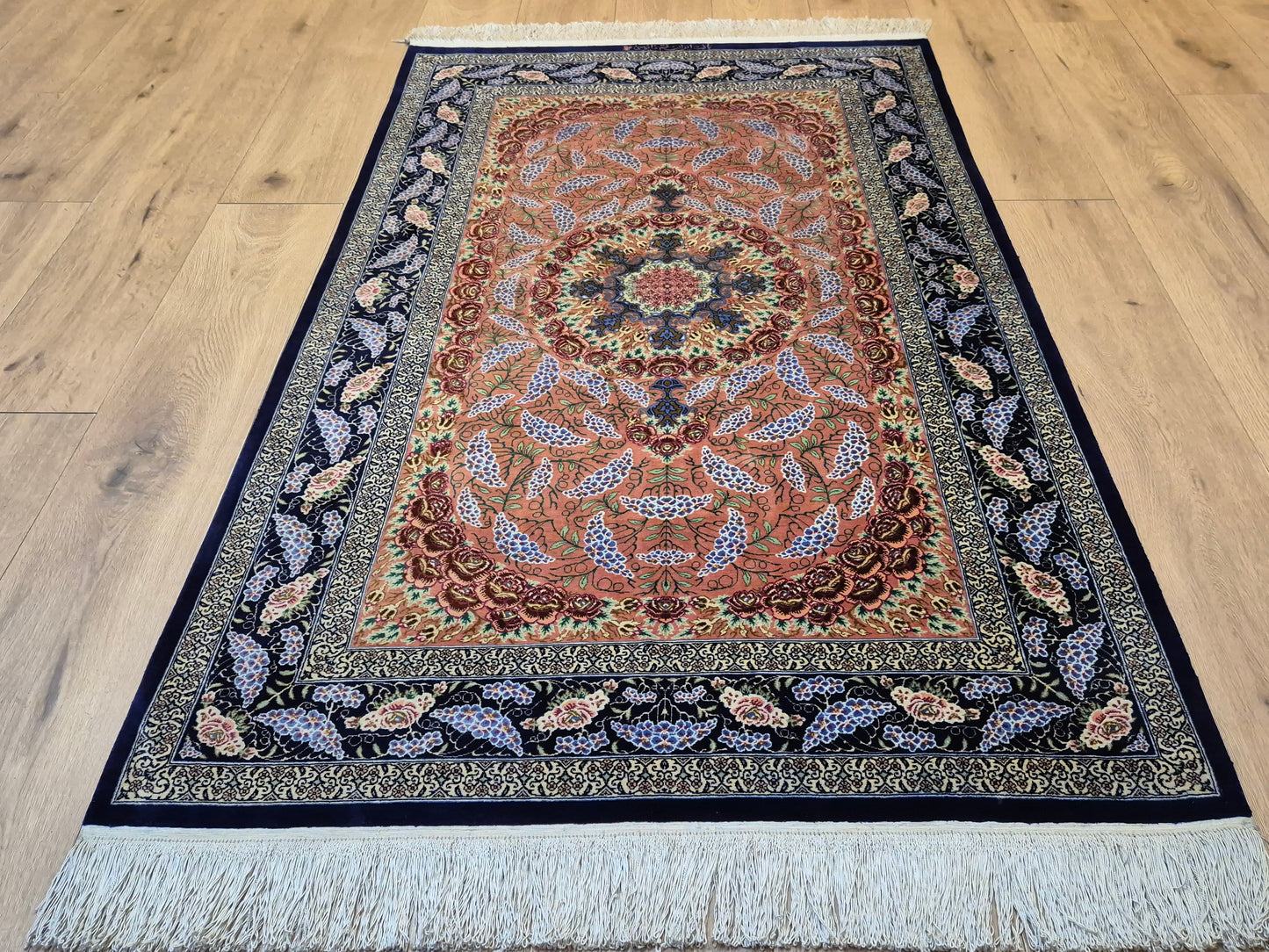 Ghom Seide Teppich Seide auf Seide signiert florales Medaillon