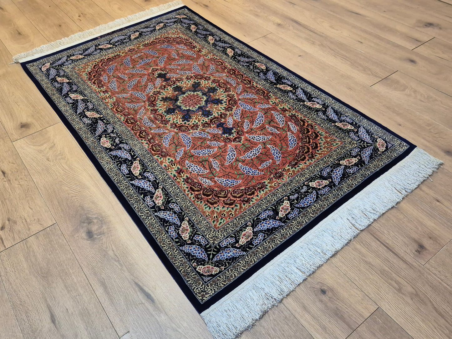 Ghom Seide Teppich Seide auf Seide signiert florales Medaillon