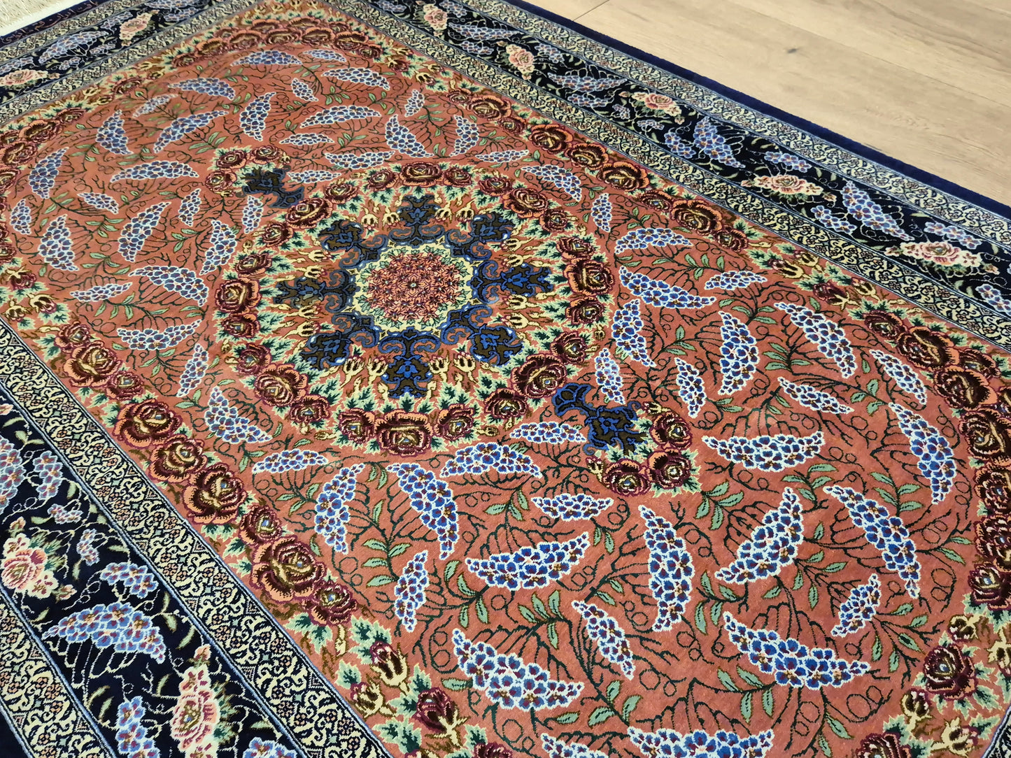 Ghom Seide Teppich Seide auf Seide signiert florales Medaillon