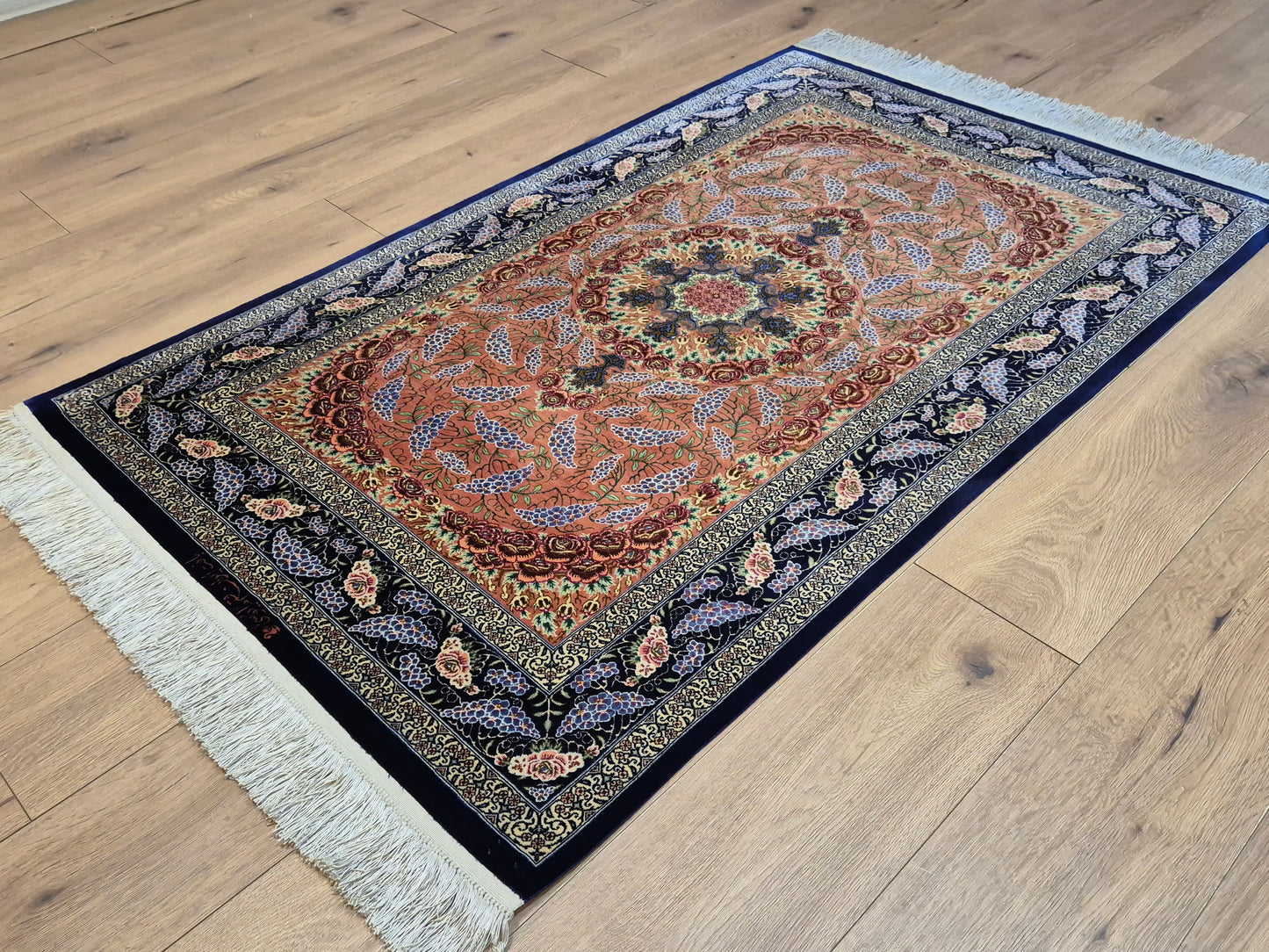 Ghom Seide Teppich Seide auf Seide signiert florales Medaillon