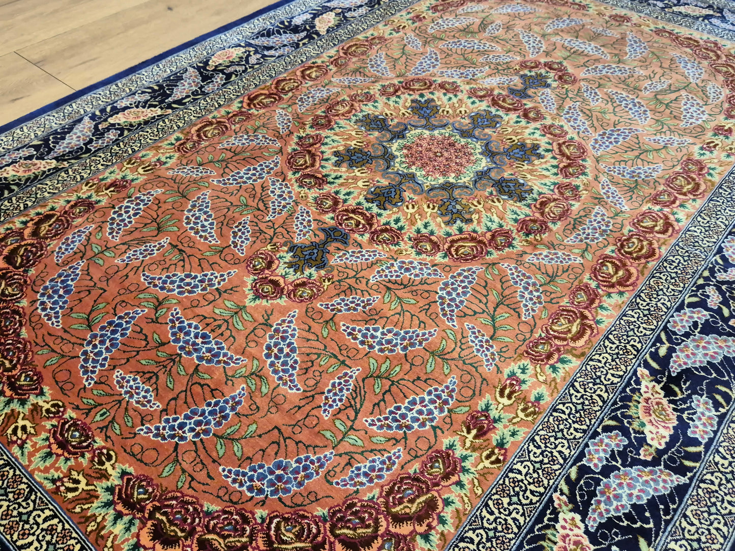 Ghom Seide Teppich Seide auf Seide signiert florales Medaillon