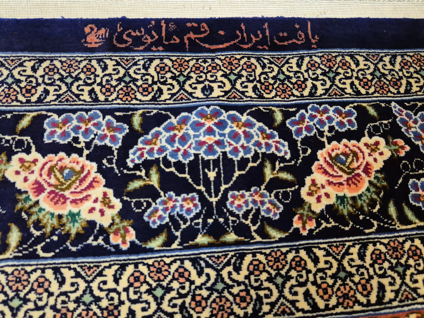 Ghom Seide Teppich Seide auf Seide signiert florales Medaillon