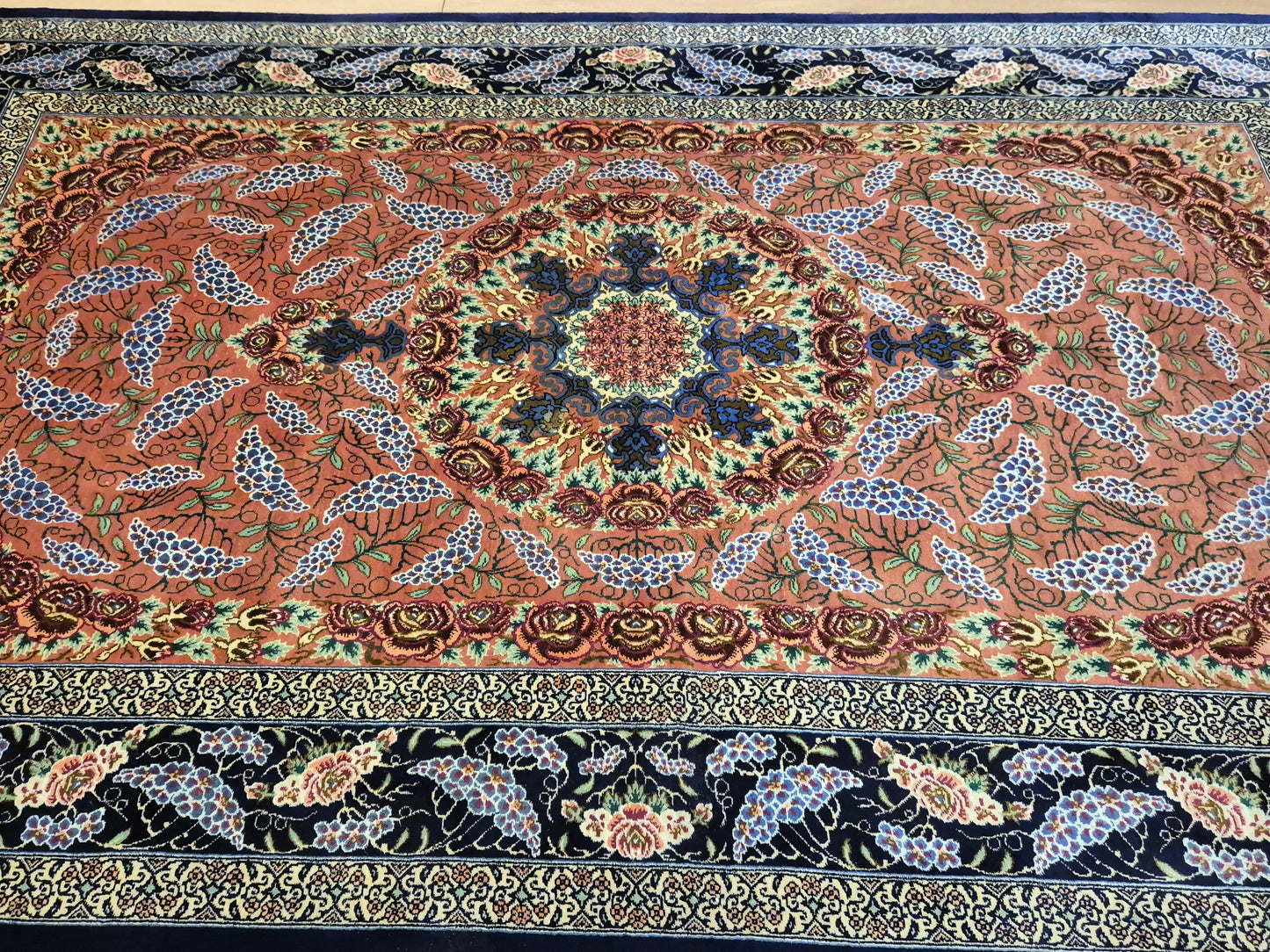 Ghom Seide Teppich Seide auf Seide signiert florales Medaillon