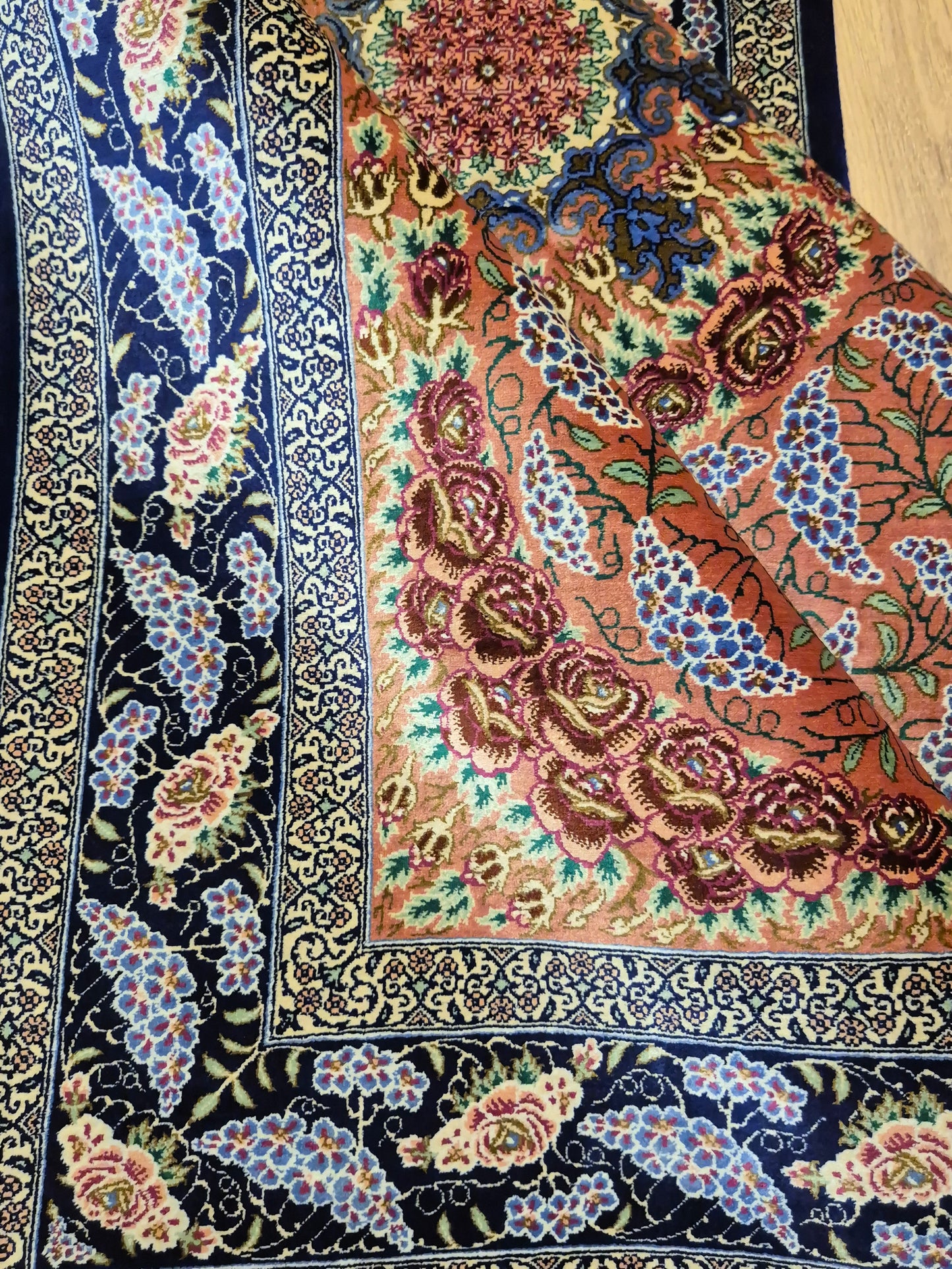 Ghom Seide Teppich Seide auf Seide signiert florales Medaillon