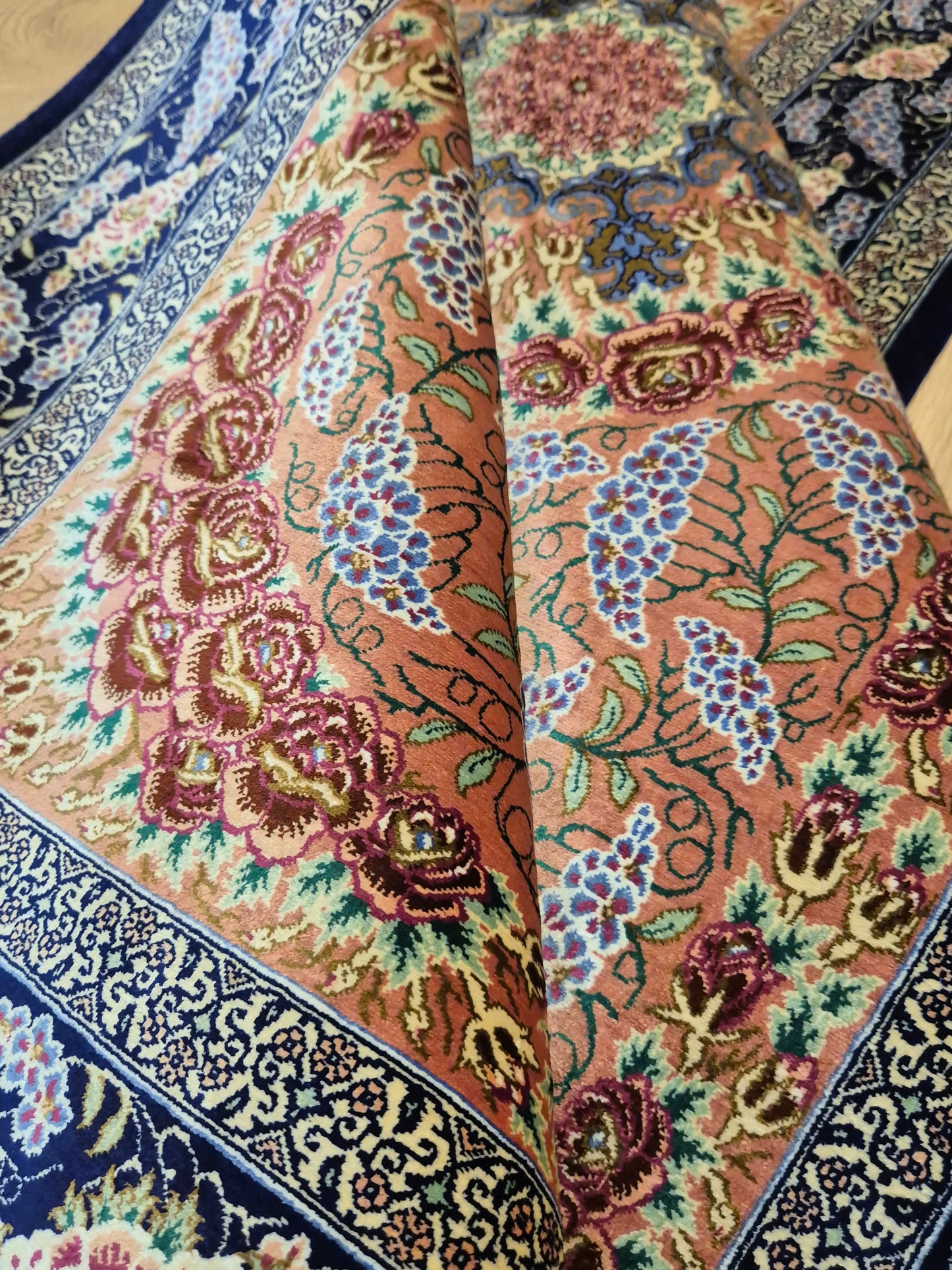 Ghom Seide Teppich Seide auf Seide signiert florales Medaillon