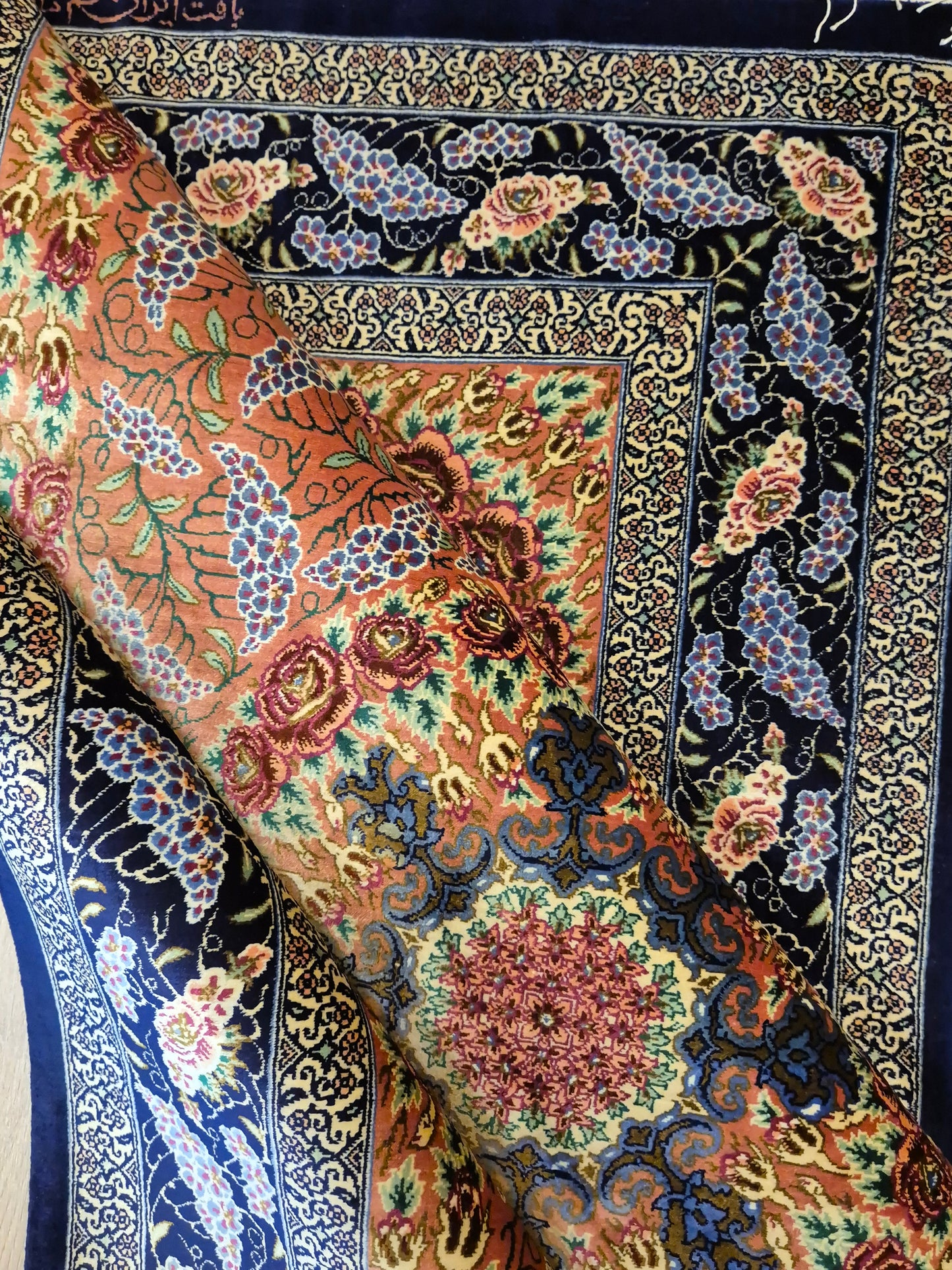 Ghom Seide Teppich Seide auf Seide signiert florales Medaillon