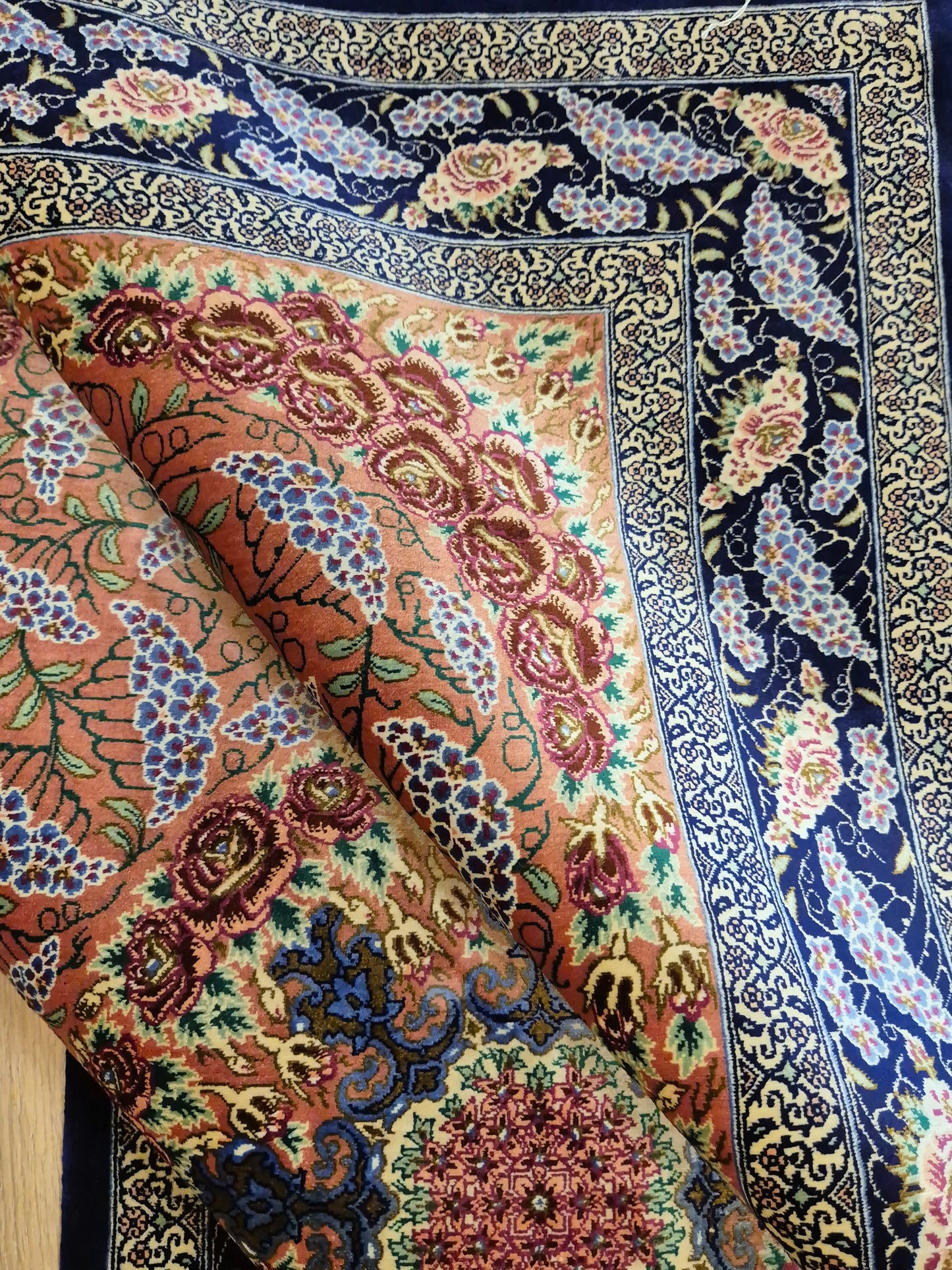 Ghom Seide Teppich Seide auf Seide signiert florales Medaillon