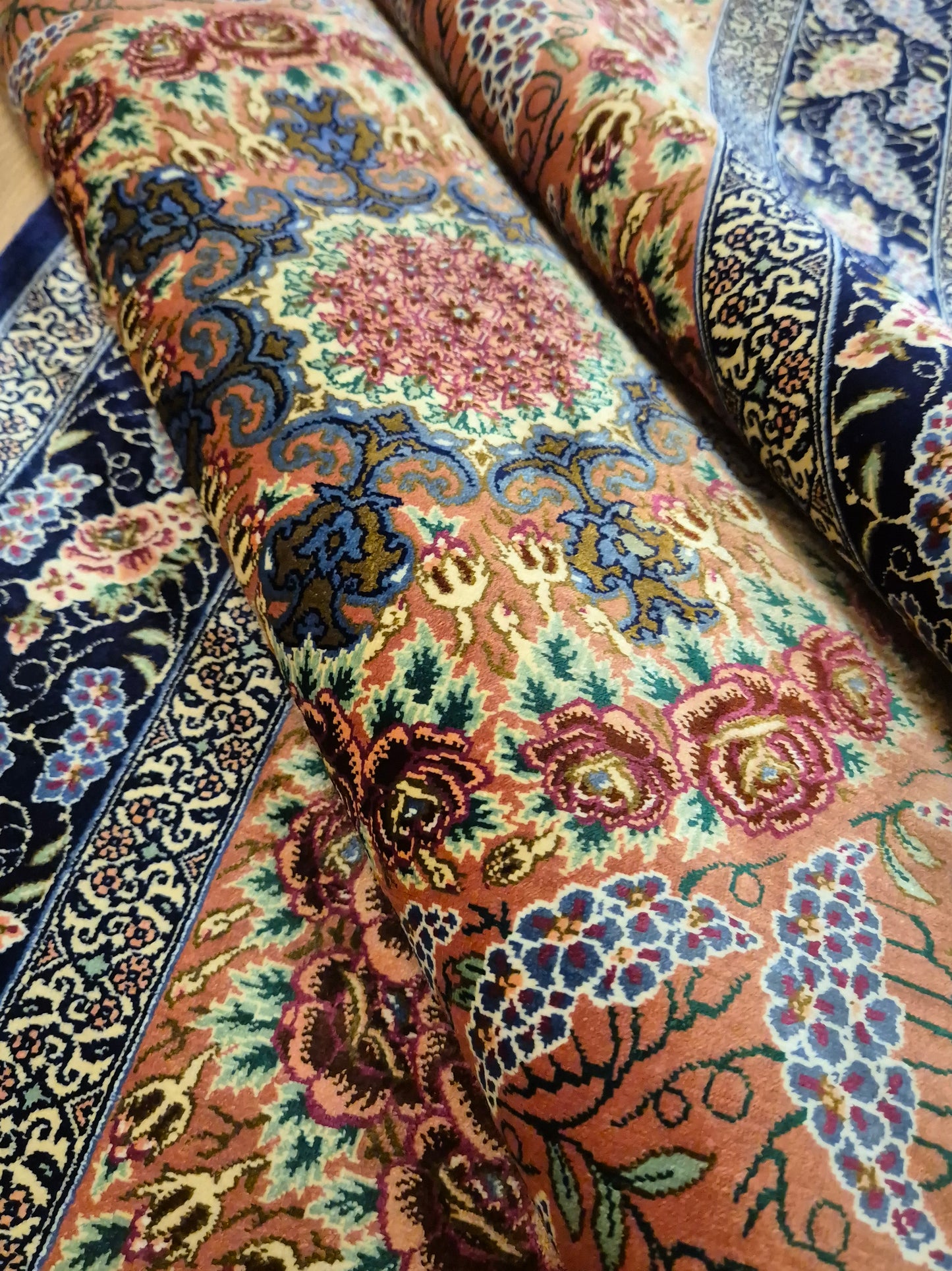 Ghom Seide Teppich Seide auf Seide signiert florales Medaillon