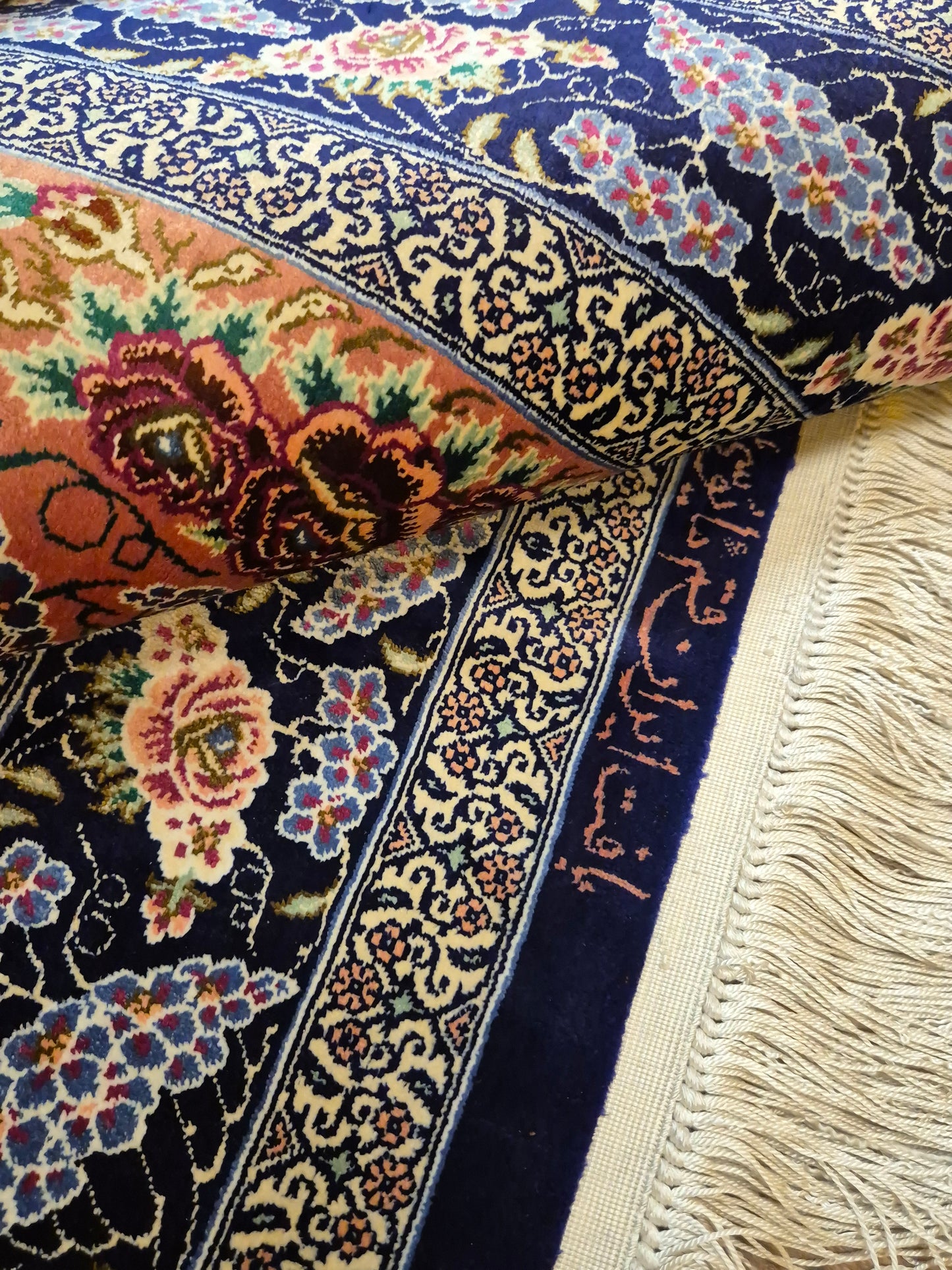 Ghom Seide Teppich Seide auf Seide signiert florales Medaillon