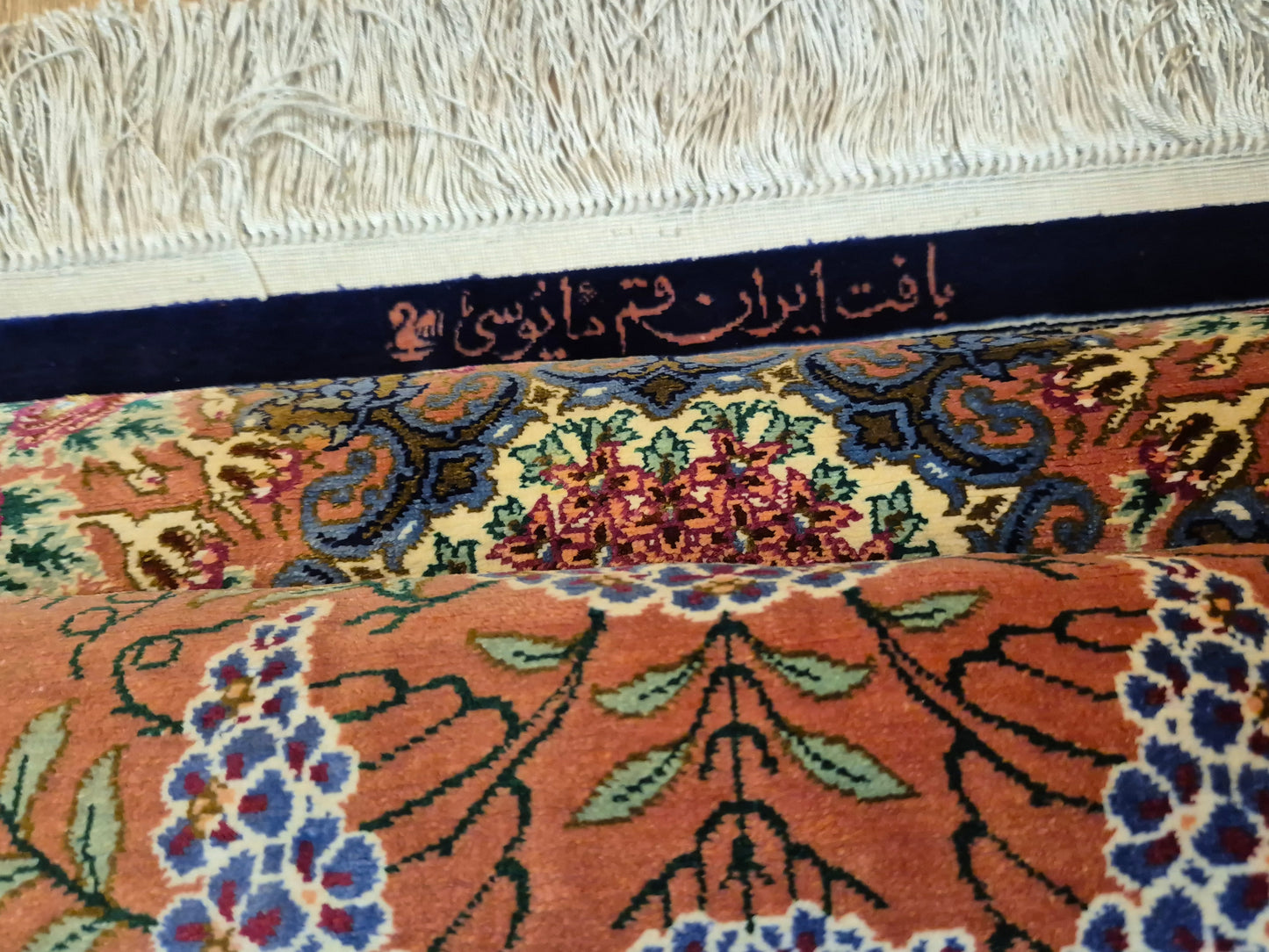 Ghom Seide Teppich Seide auf Seide signiert florales Medaillon