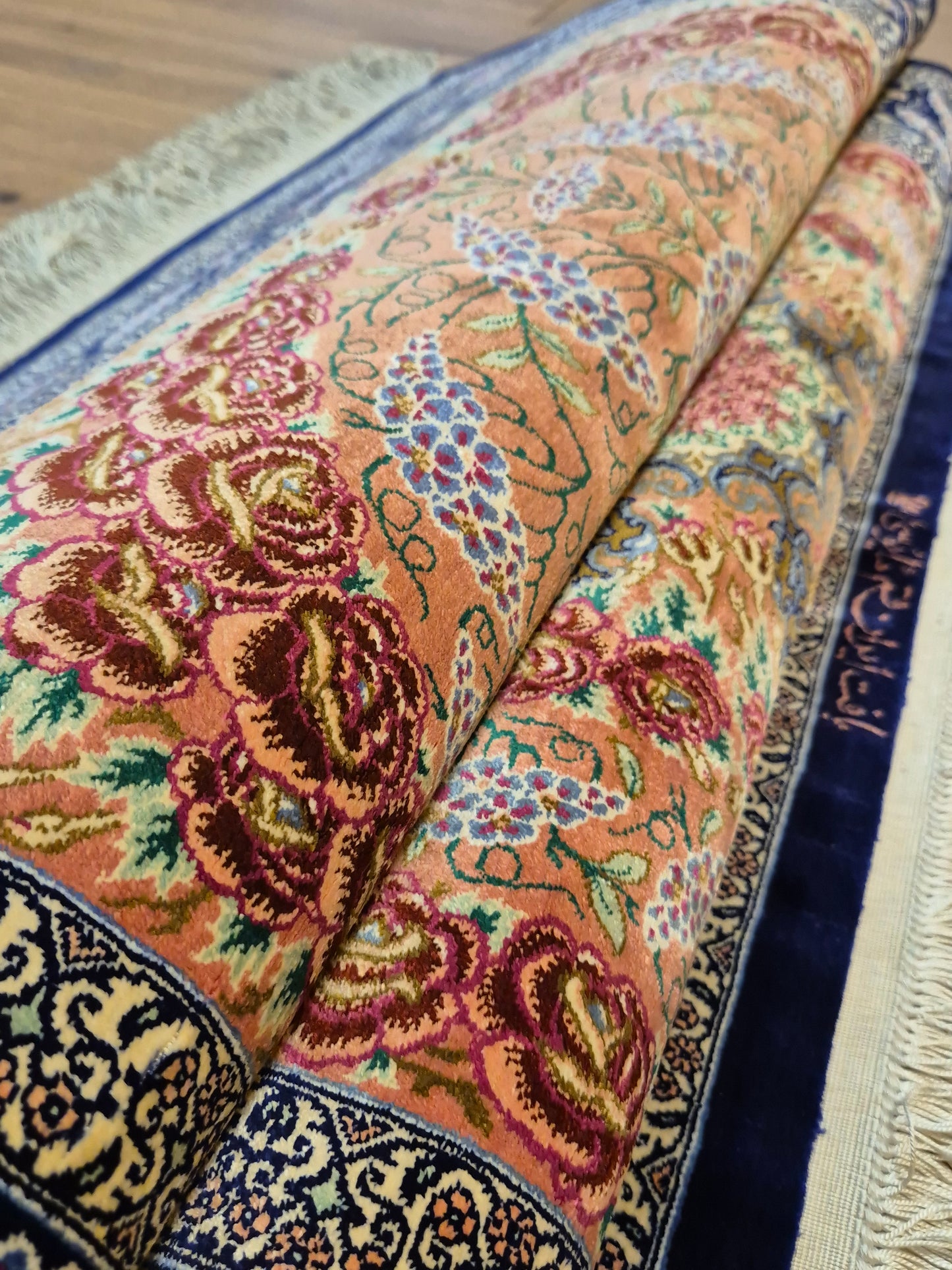 Ghom Seide Teppich Seide auf Seide signiert florales Medaillon