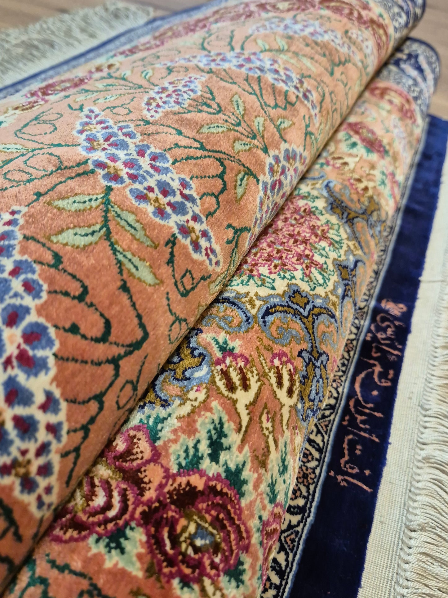 Ghom Seide Teppich Seide auf Seide signiert florales Medaillon