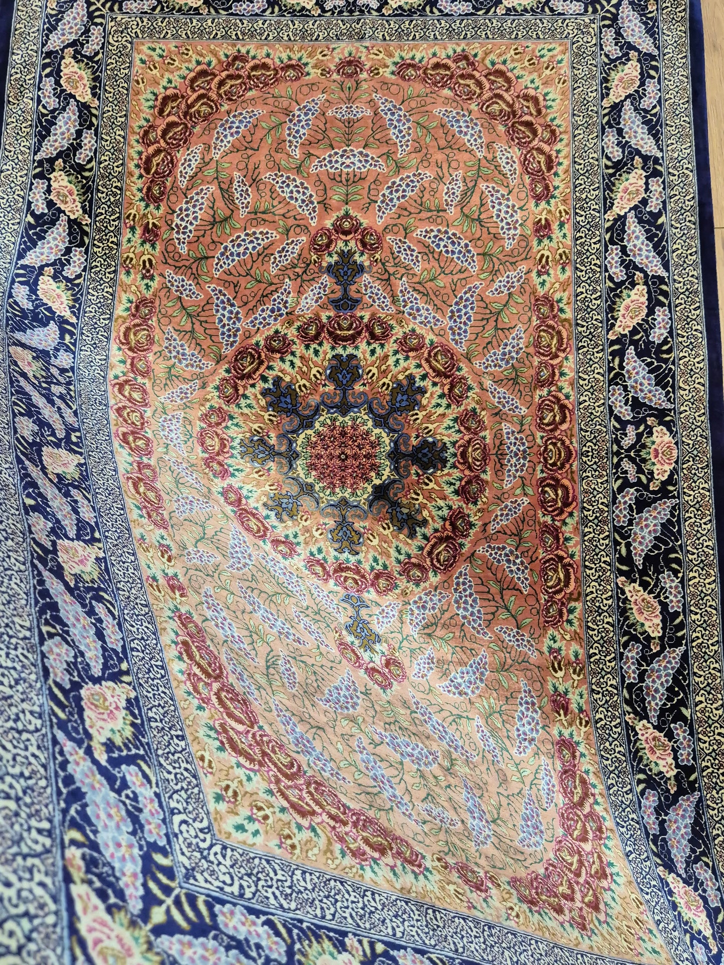 Ghom Seide Teppich Seide auf Seide signiert florales Medaillon