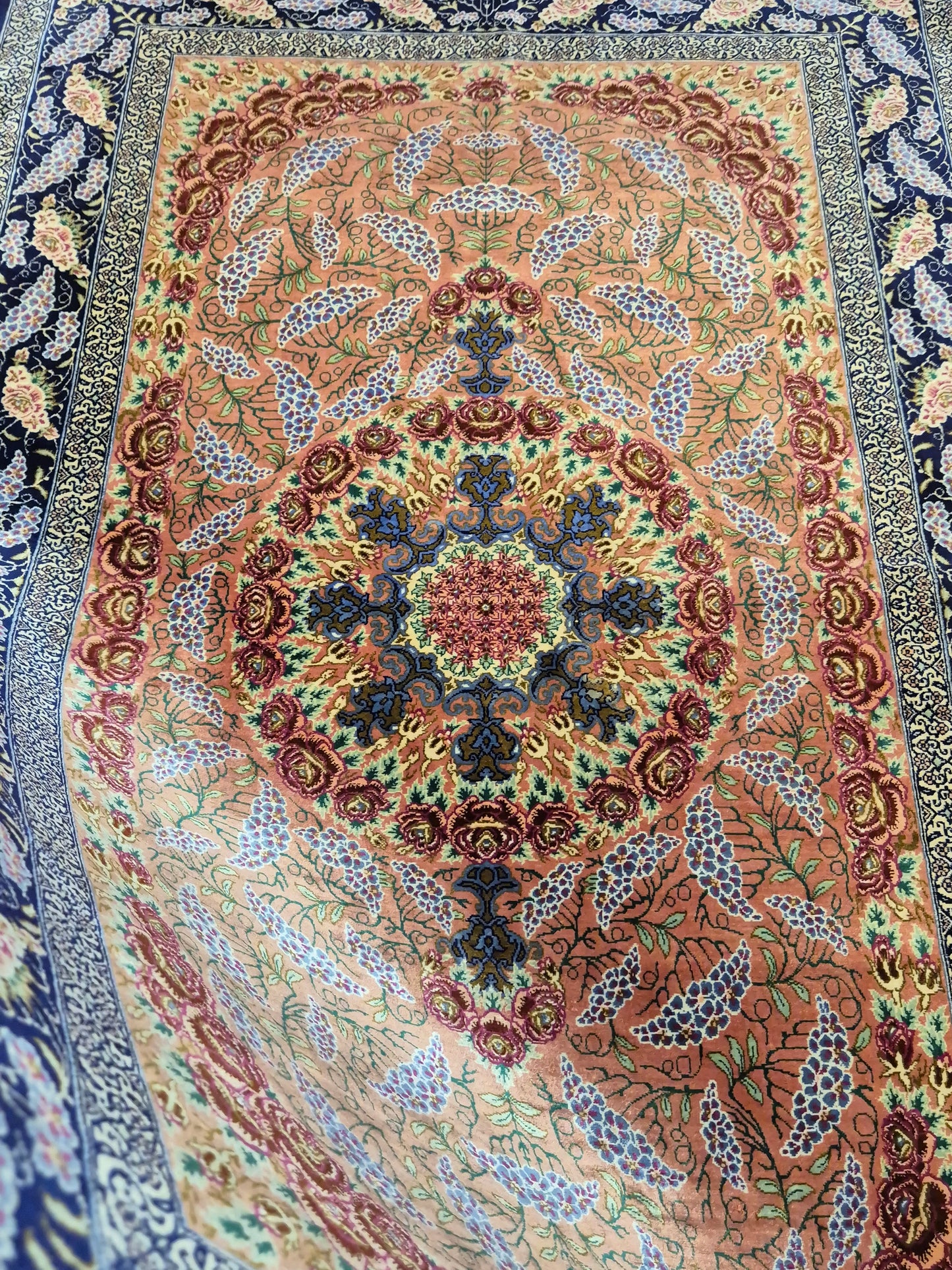 Ghom Seide Teppich Seide auf Seide signiert florales Medaillon