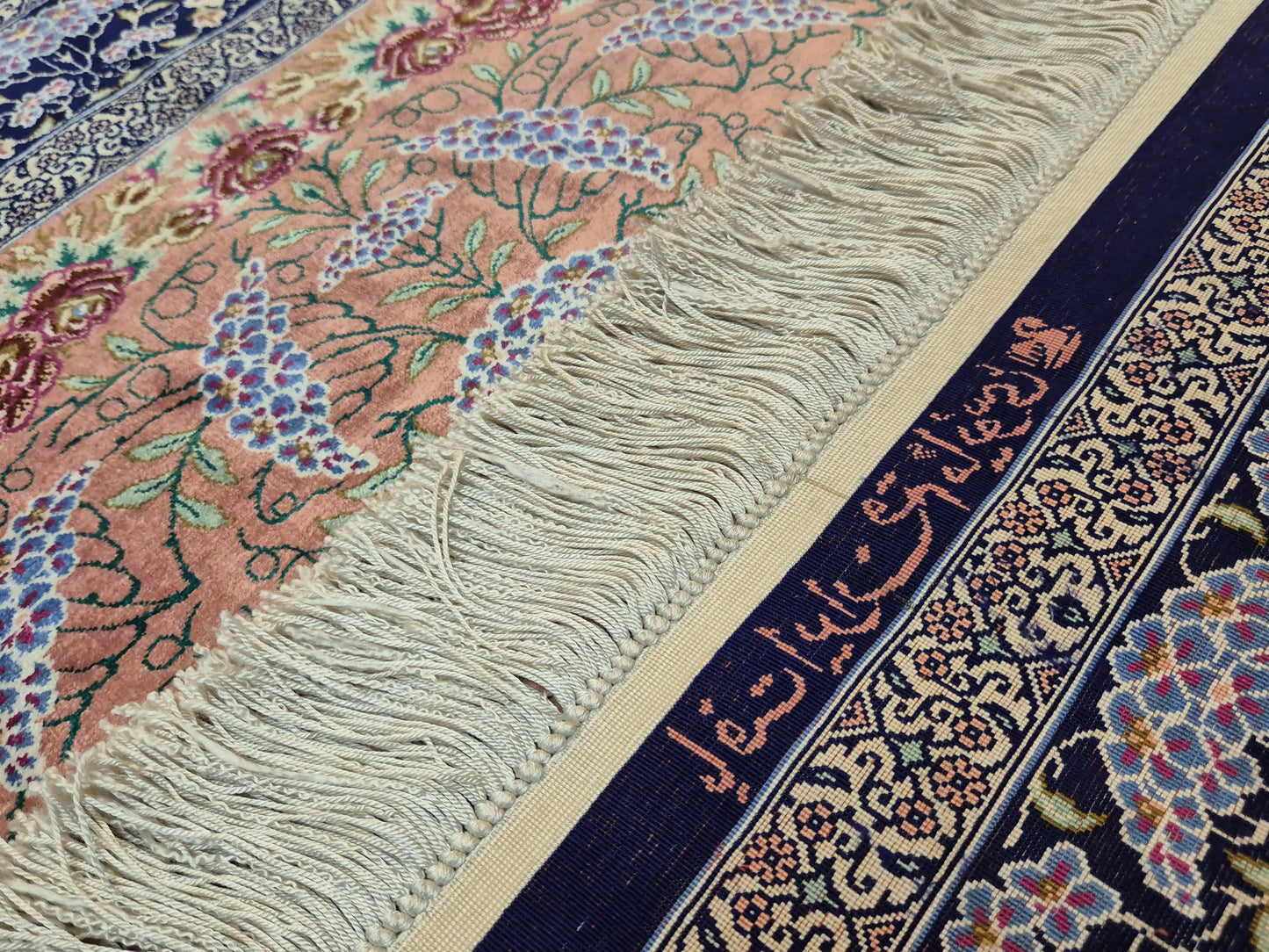 Ghom Seide Teppich Seide auf Seide signiert florales Medaillon