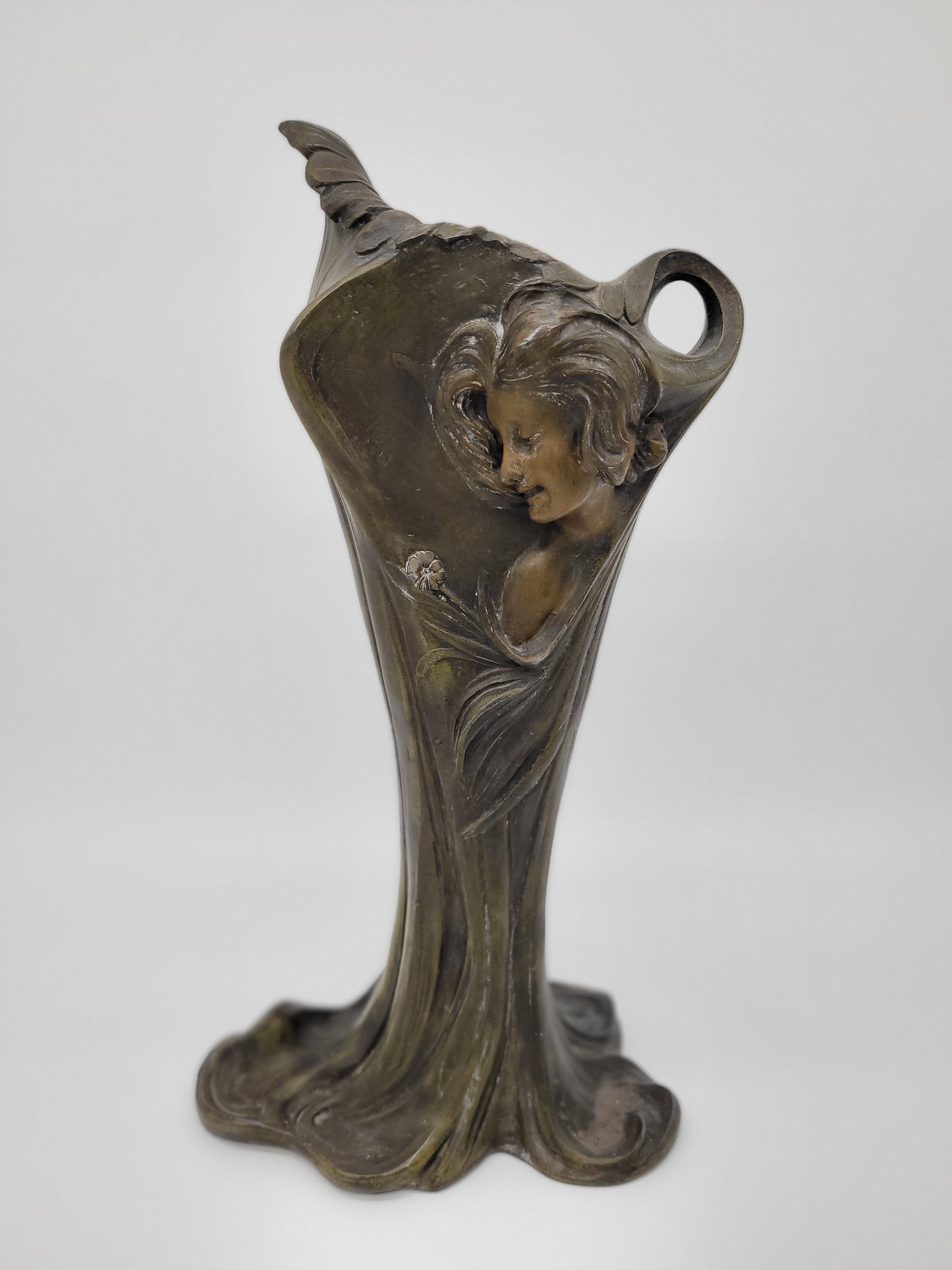 Paar Bronze Vasen Blumenvasen im Jugendstil Art Nouveau Frauenmotive