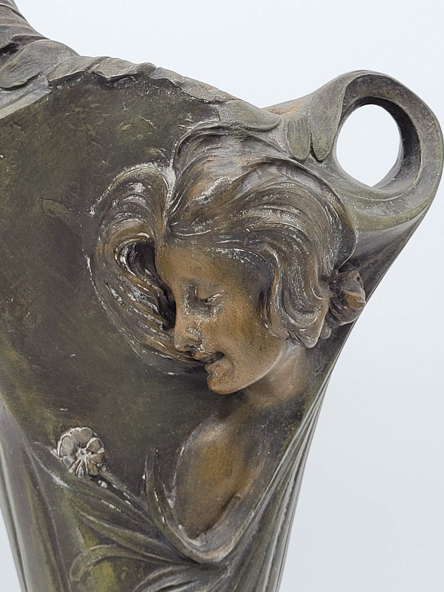 Paar Bronze Vasen Blumenvasen im Jugendstil Art Nouveau Frauenmotive