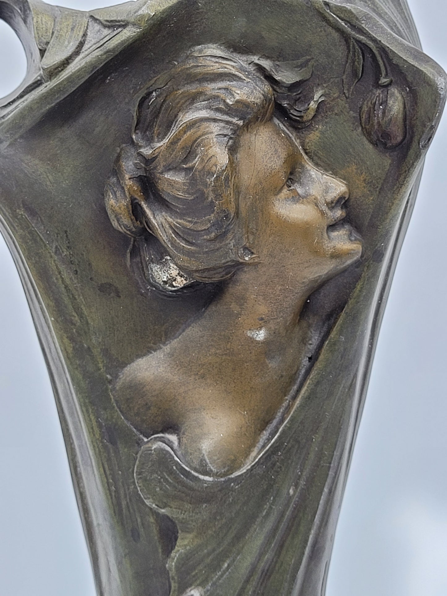 Paar Bronze Vasen Blumenvasen im Jugendstil Art Nouveau Frauenmotive