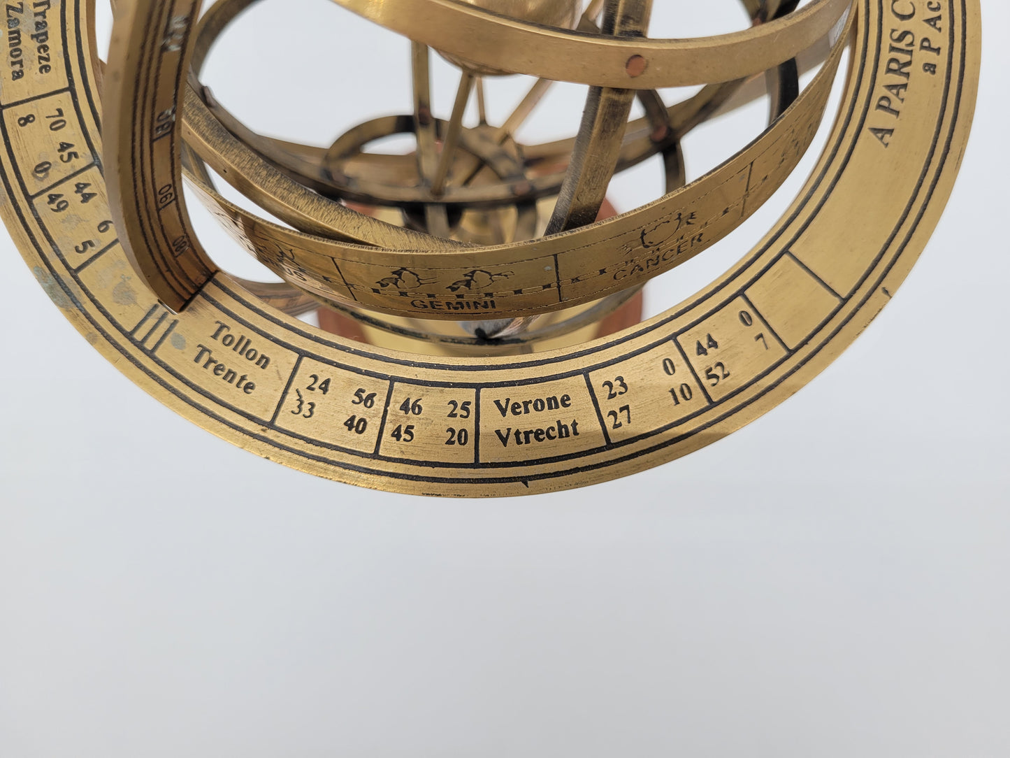 Messing Armillarsphäre Weltmaschine auf Holzsockel APARIS Chez G P Ache Royalle