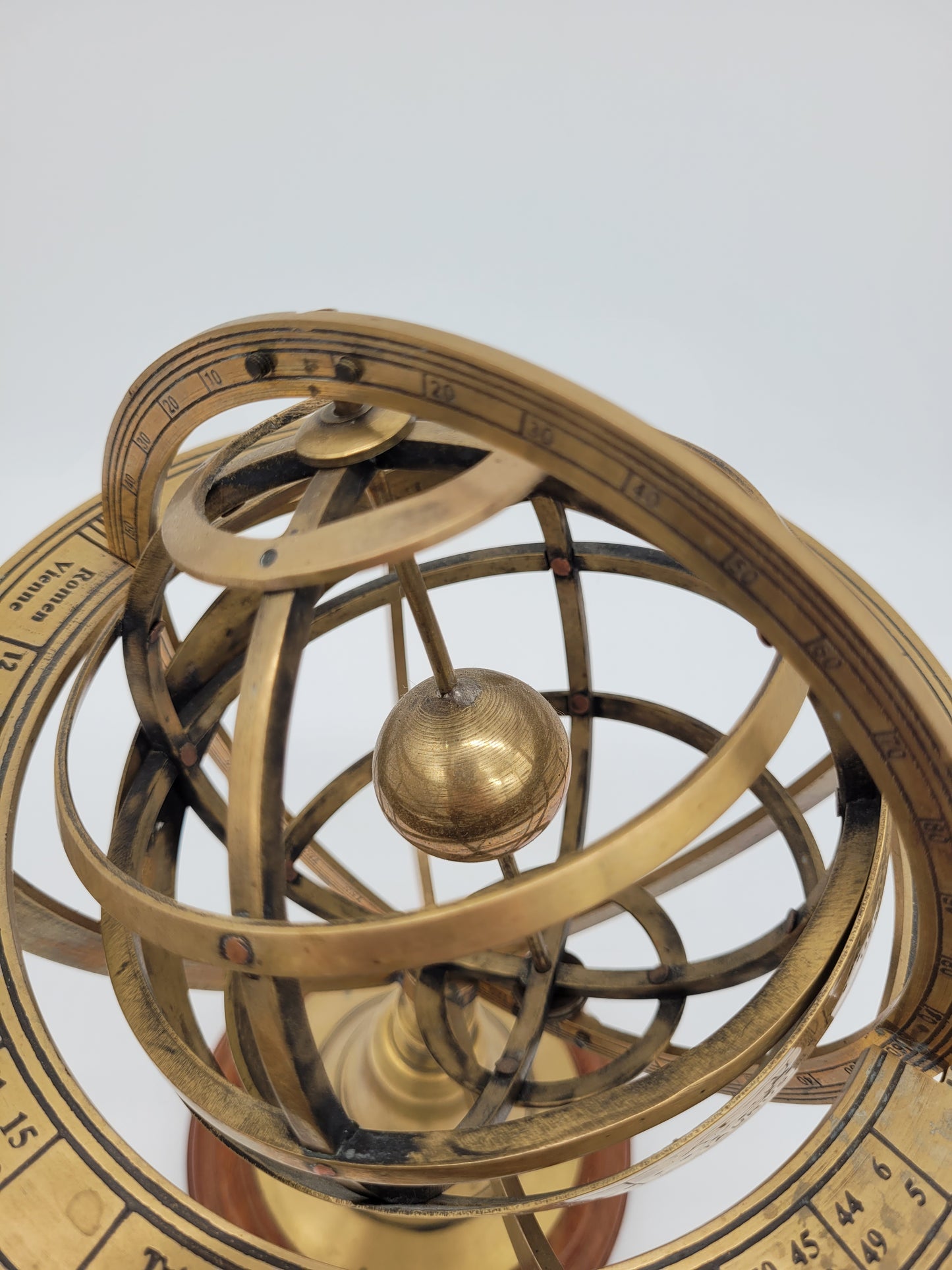 Messing Armillarsphäre Weltmaschine auf Holzsockel APARIS Chez G P Ache Royalle