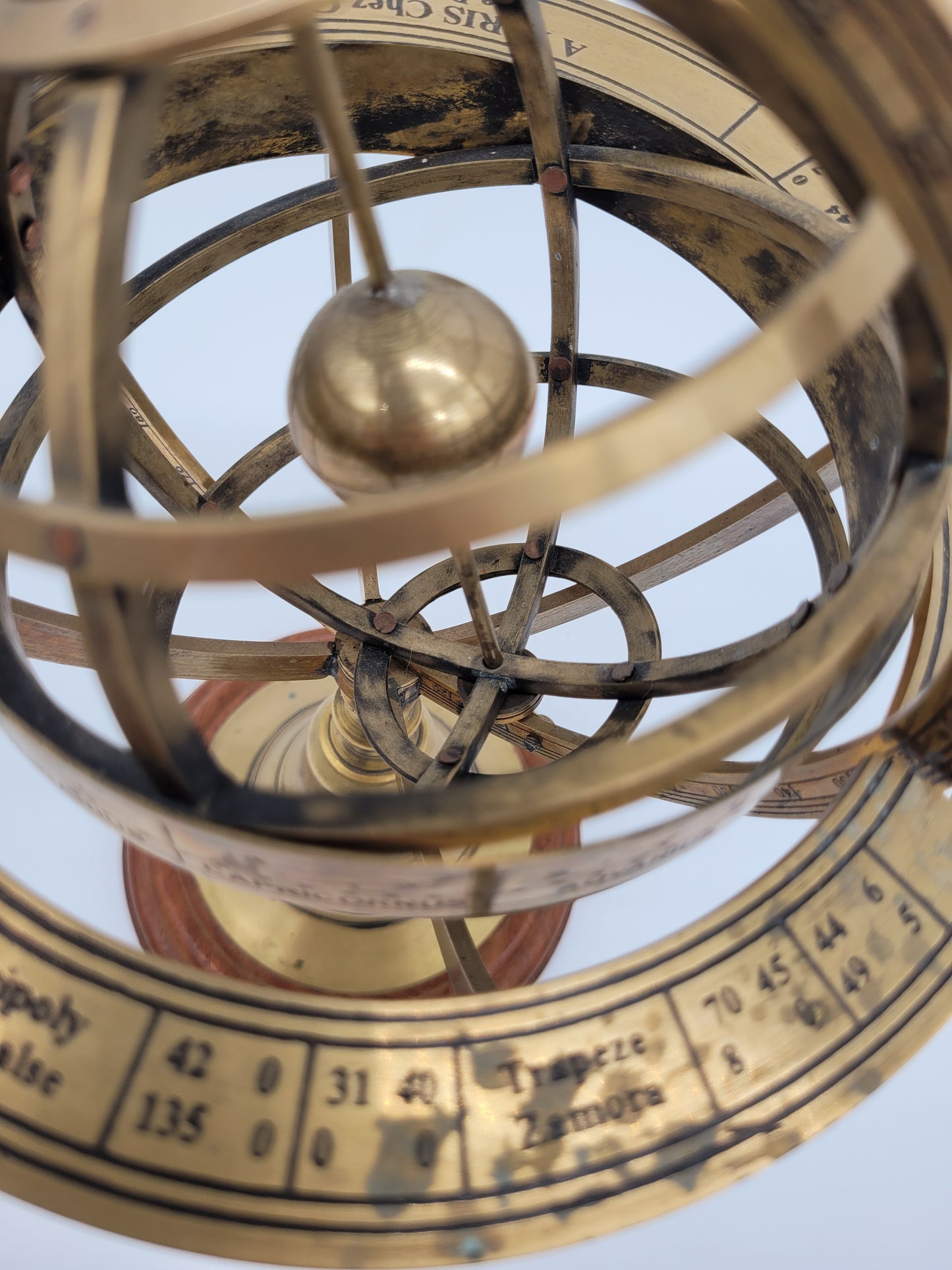 Messing Armillarsphäre Weltmaschine auf Holzsockel APARIS Chez G P Ache Royalle