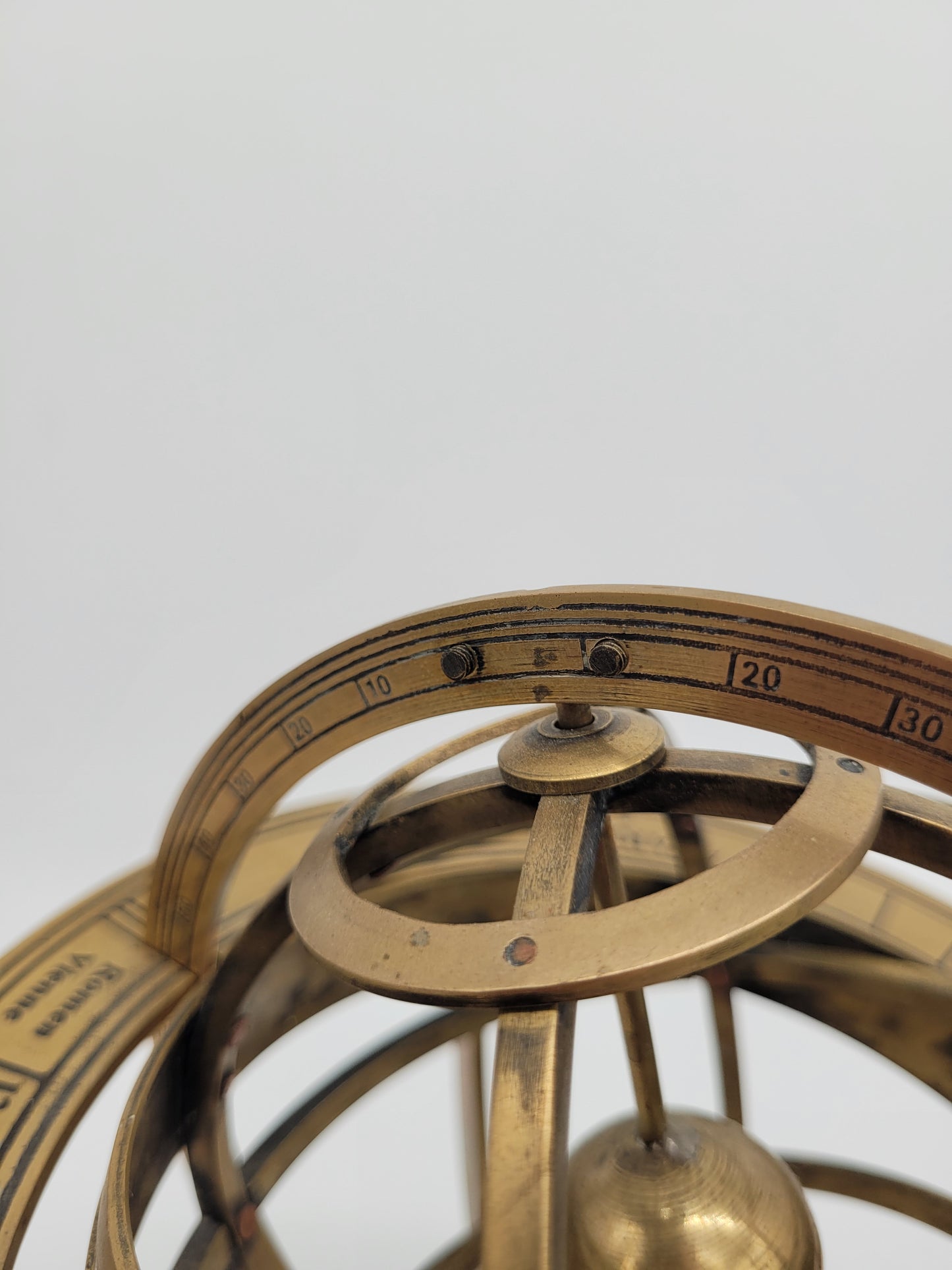 Messing Armillarsphäre Weltmaschine auf Holzsockel APARIS Chez G P Ache Royalle