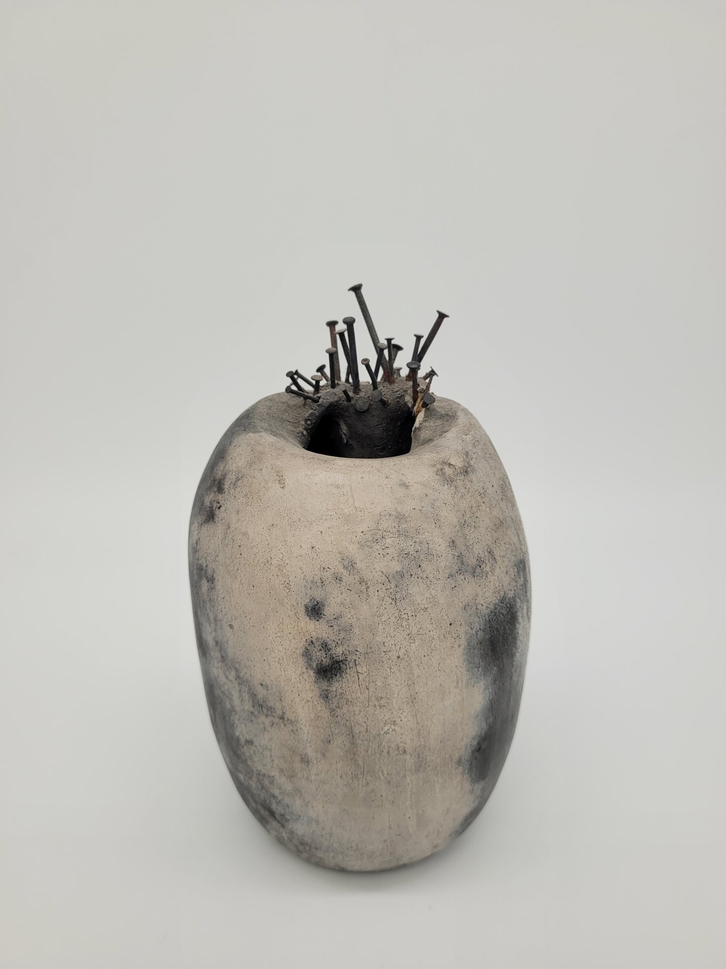 Studio Keramik Vase Blumenvase mit Nägeln Avantgarde Vintage Design Einzelstück