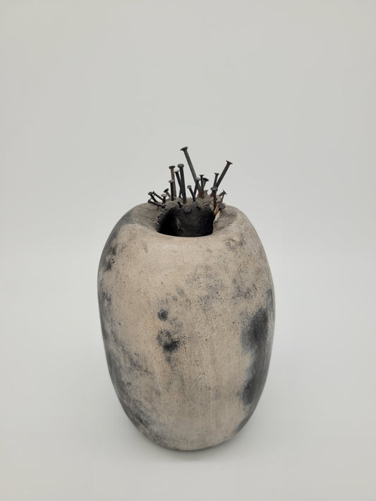 Studio Keramik Vase Blumenvase mit Nägeln Avantgarde Vintage Design Einzelstück