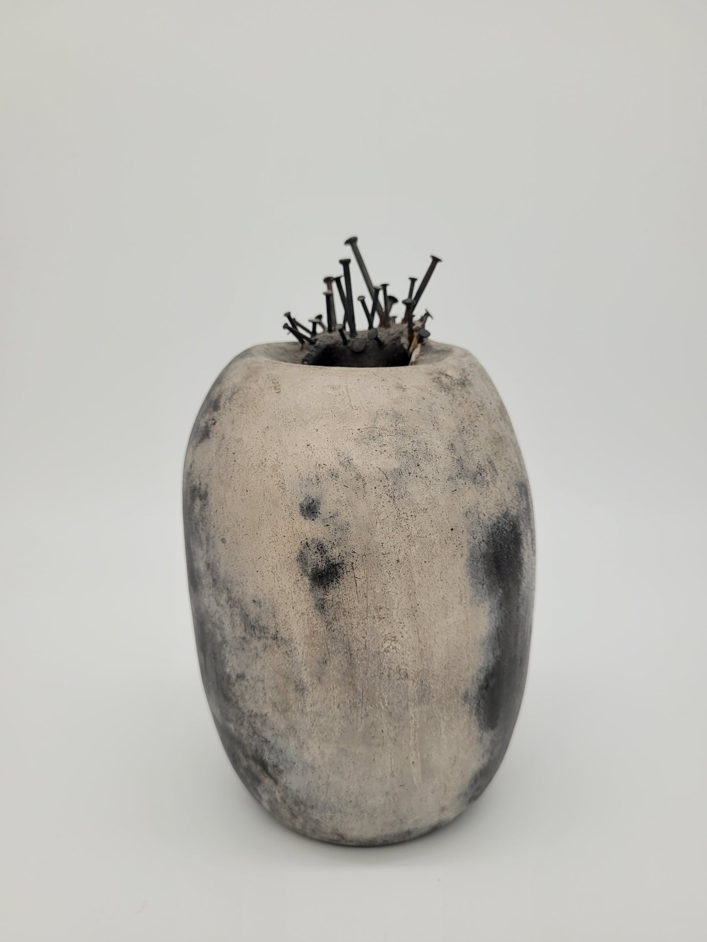 Studio Keramik Vase Blumenvase mit Nägeln Avantgarde Vintage Design Einzelstück