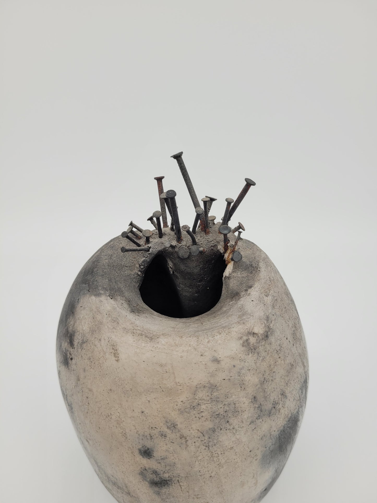 Studio Keramik Vase Blumenvase mit Nägeln Avantgarde Vintage Design Einzelstück
