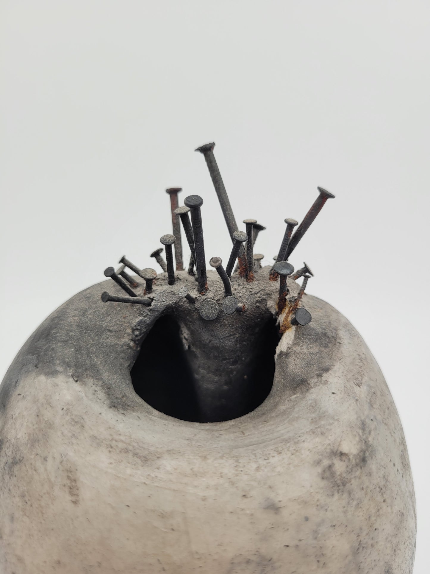 Studio Keramik Vase Blumenvase mit Nägeln Avantgarde Vintage Design Einzelstück