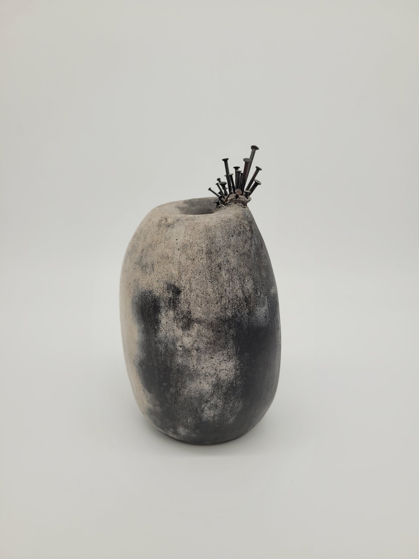 Studio Keramik Vase Blumenvase mit Nägeln Avantgarde Vintage Design Einzelstück