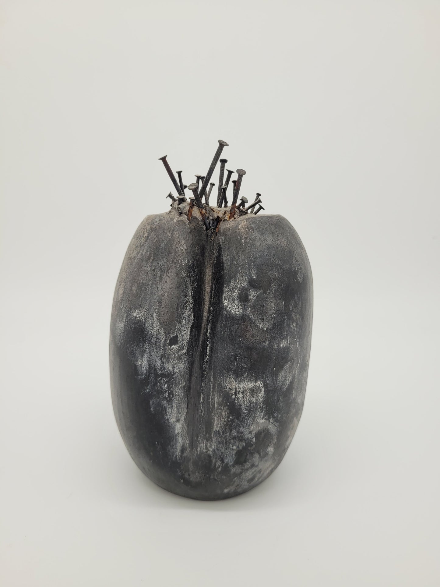 Studio Keramik Vase Blumenvase mit Nägeln Avantgarde Vintage Design Einzelstück