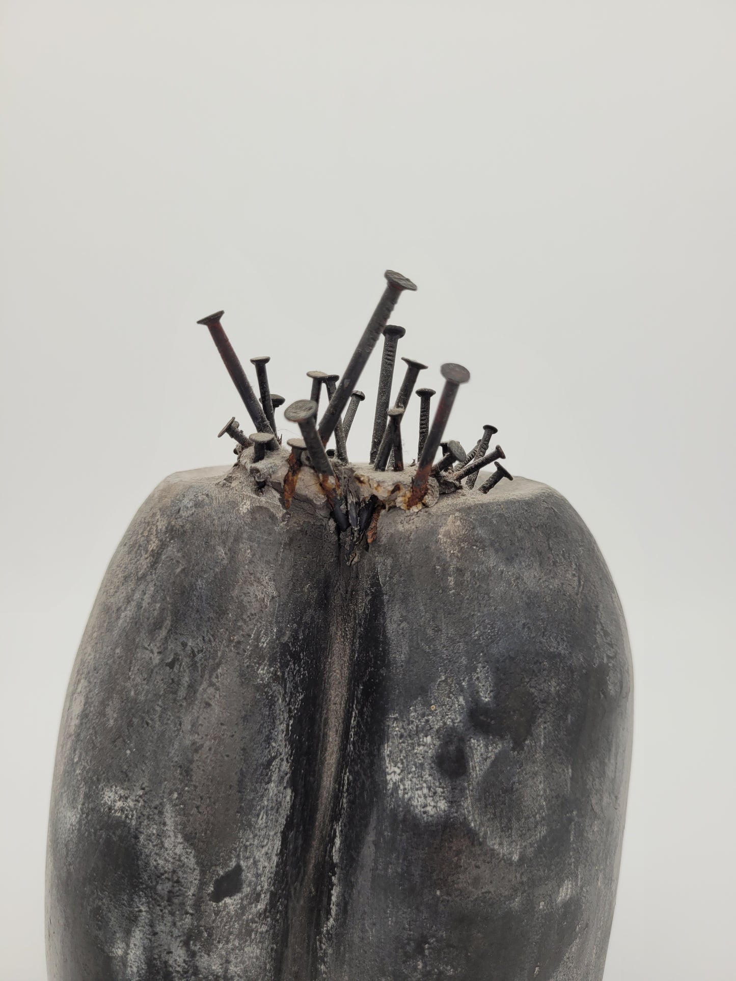 Studio Keramik Vase Blumenvase mit Nägeln Avantgarde Vintage Design Einzelstück