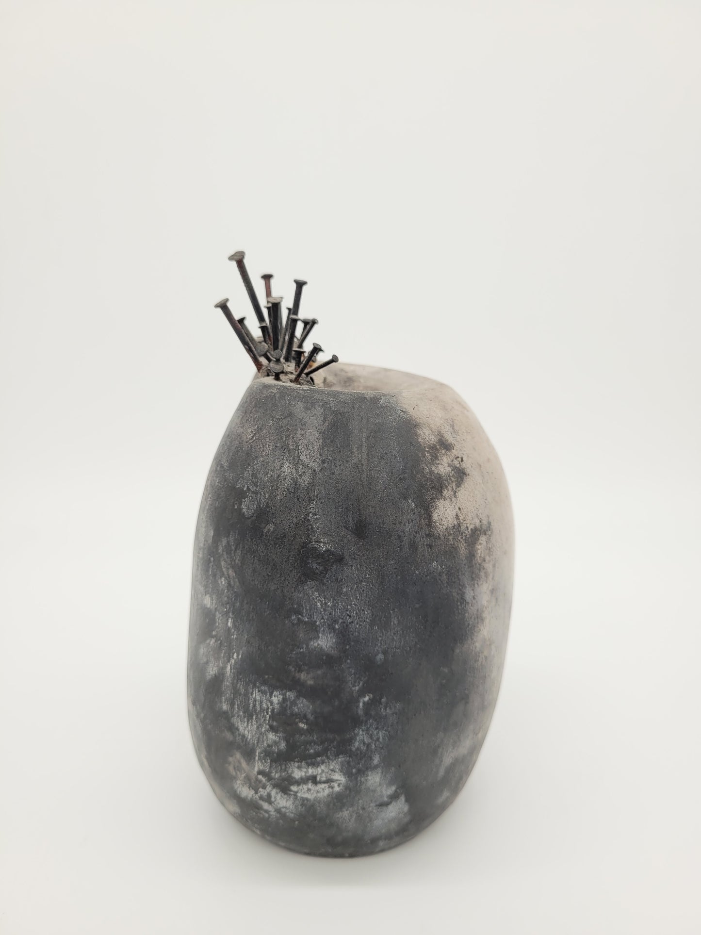 Studio Keramik Vase Blumenvase mit Nägeln Avantgarde Vintage Design Einzelstück