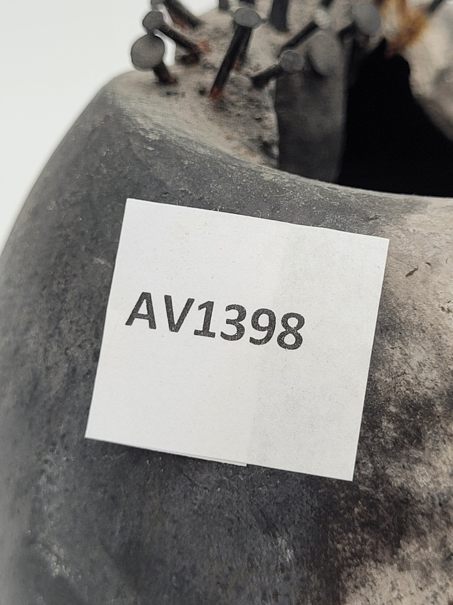 Studio Keramik Vase Blumenvase mit Nägeln Avantgarde Vintage Design Einzelstück