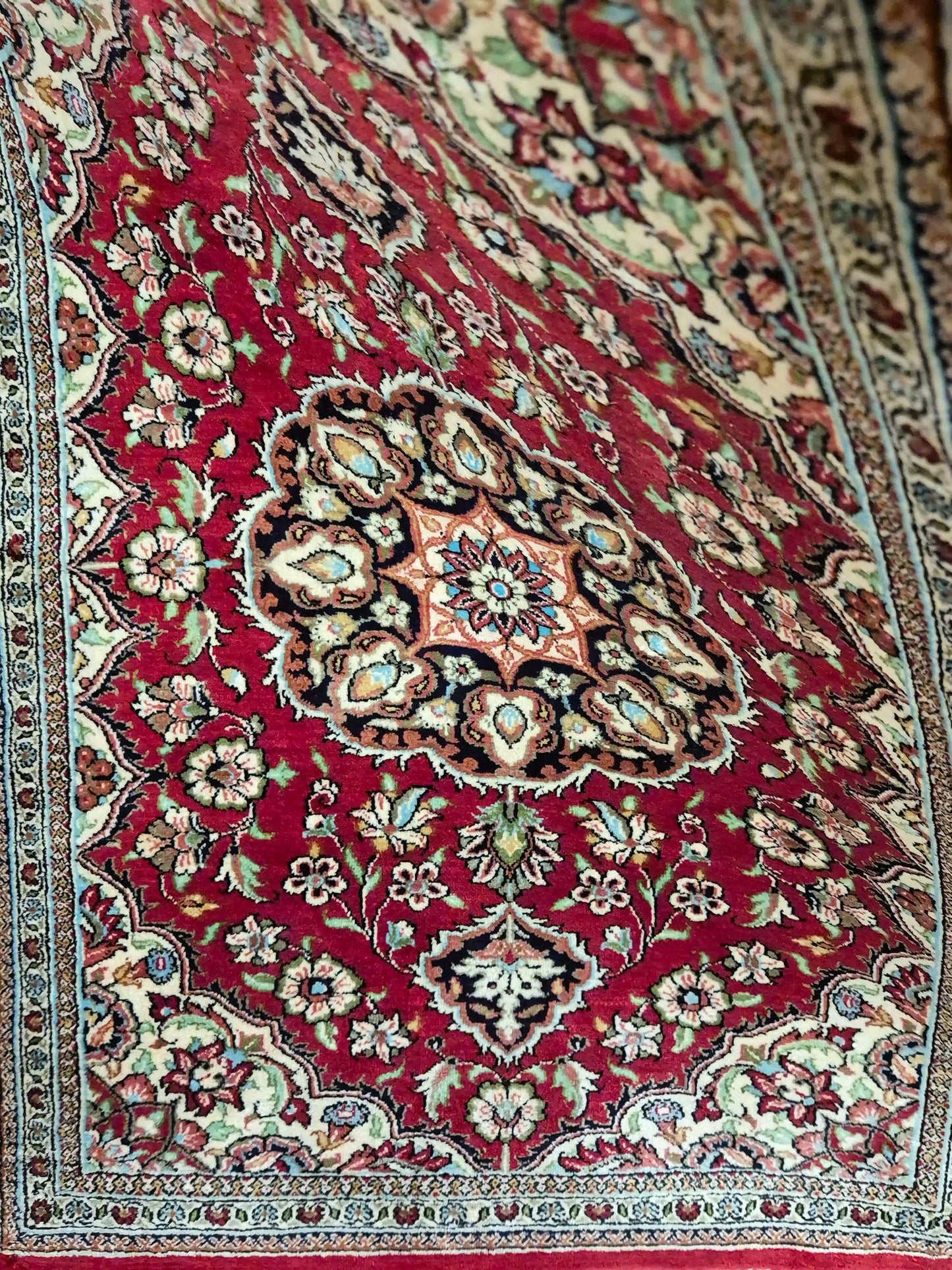 Ghom Seide Teppich Seide auf Seide Medaillon florales Muster