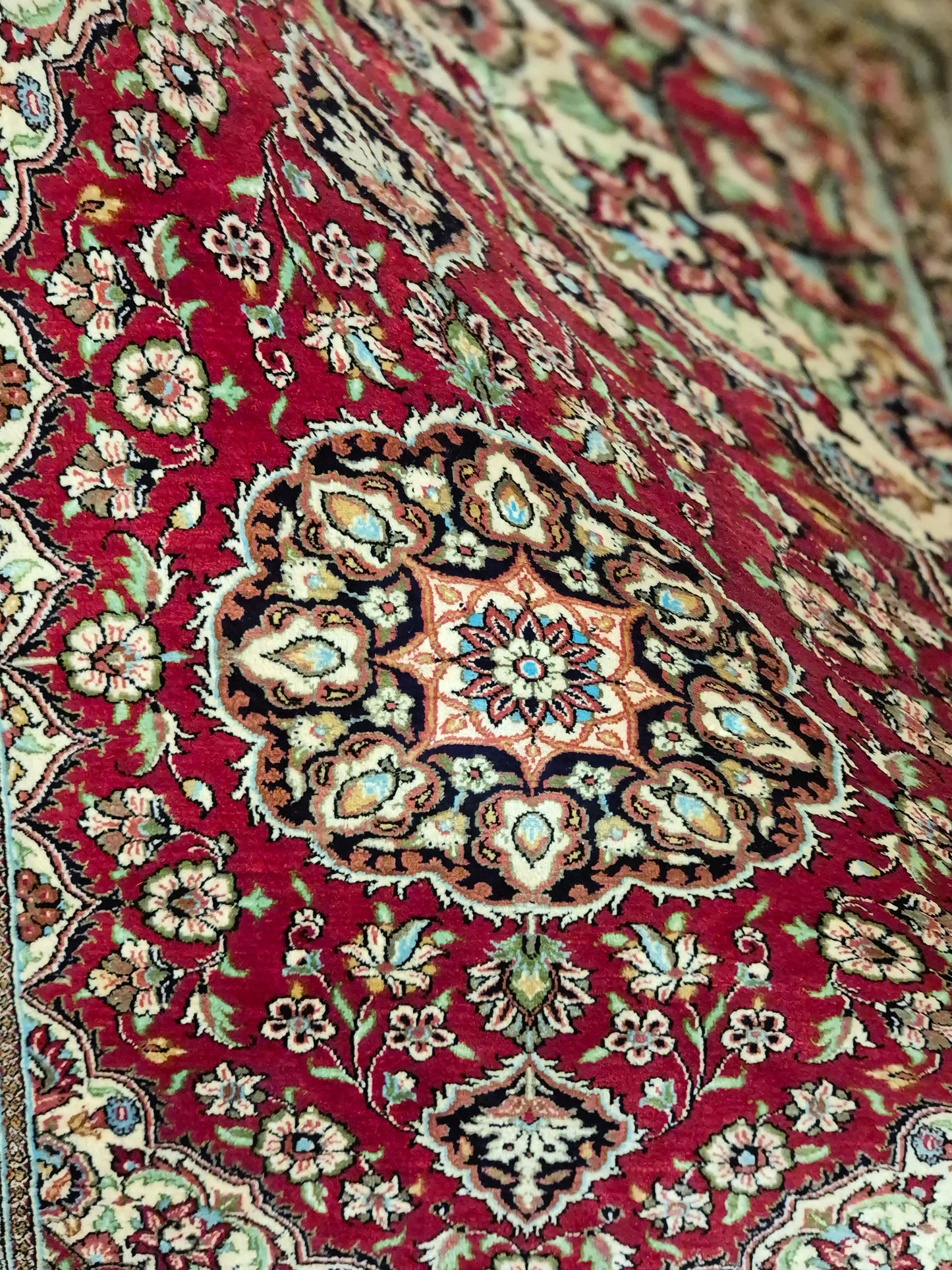 Ghom Seide Teppich Seide auf Seide Medaillon florales Muster