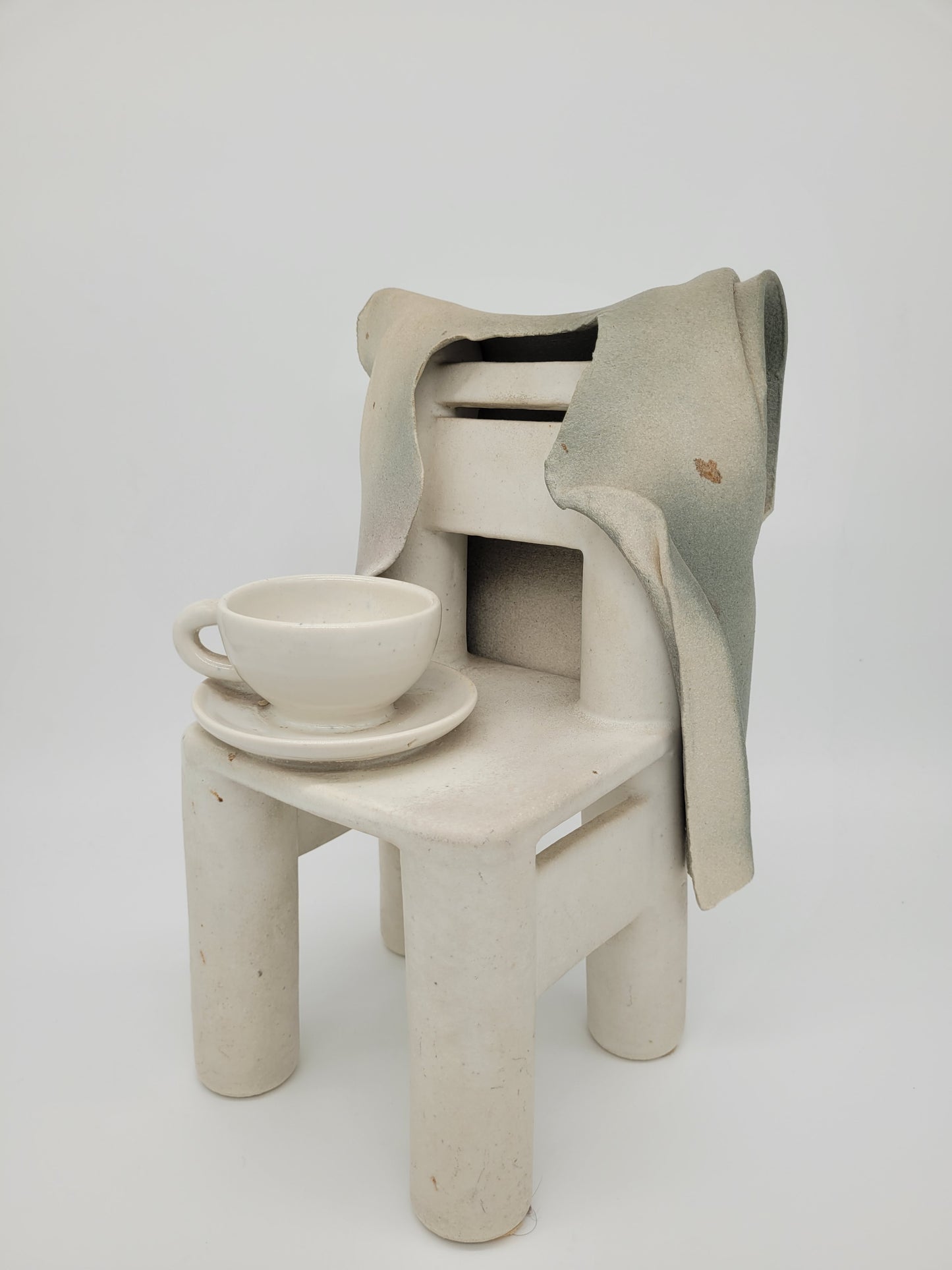 Keramik Figur Skulptur eines Stuhl mit Tasse Signiert und Datiert 1981