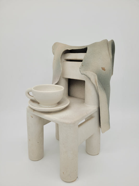 Keramik Figur Skulptur eines Stuhl mit Tasse Signiert und Datiert 1981