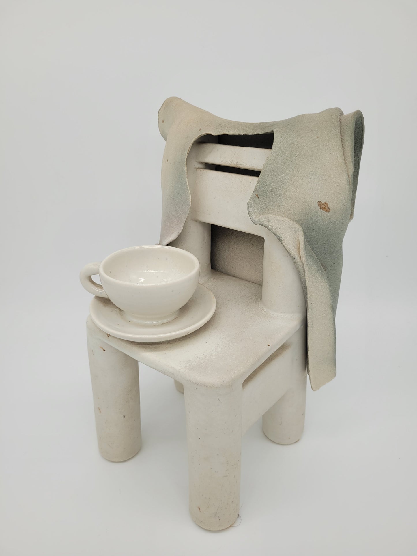 Keramik Figur Skulptur eines Stuhl mit Tasse Signiert und Datiert 1981