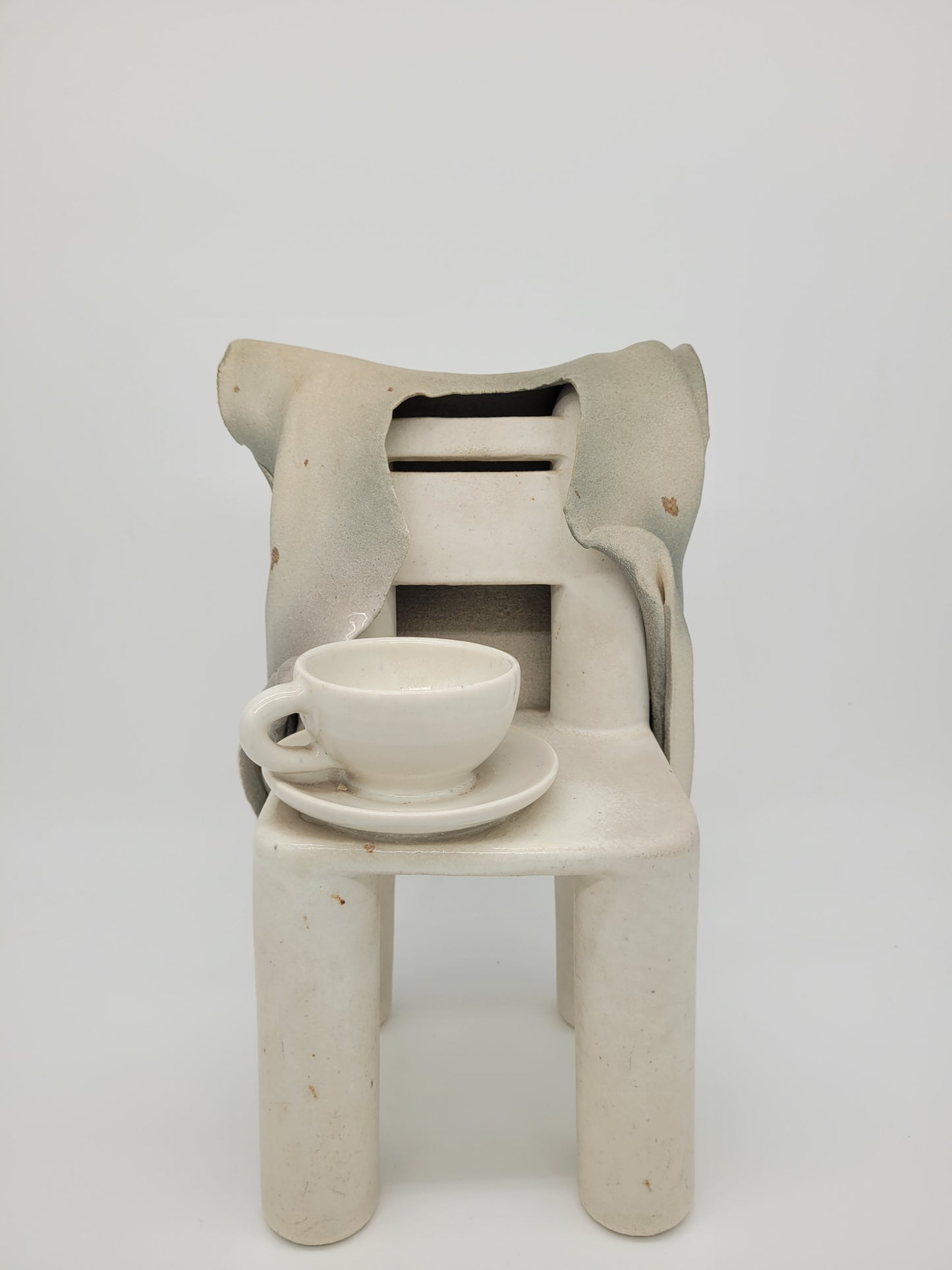 Keramik Figur Skulptur eines Stuhl mit Tasse Signiert und Datiert 1981